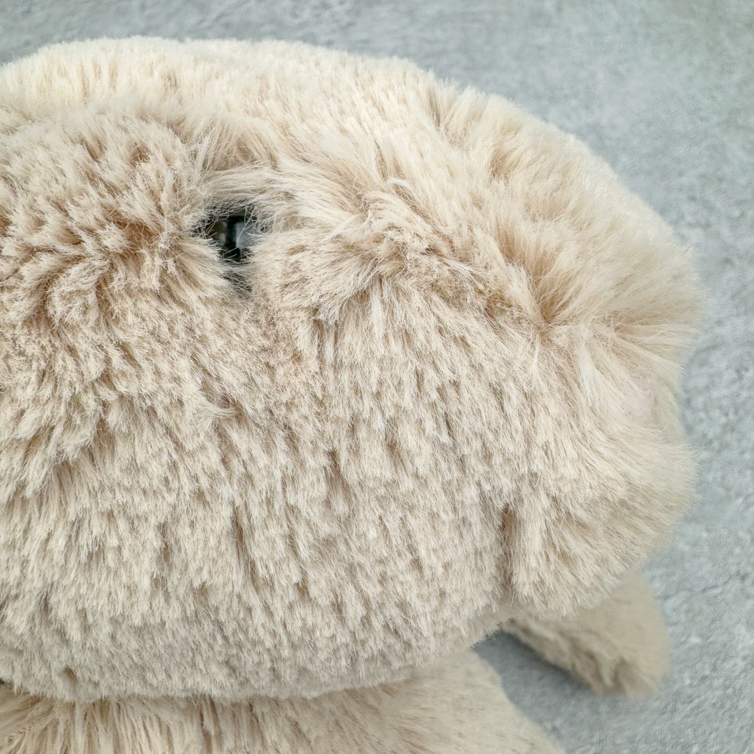 图片[9]-＃原单 Jellycat 玩偶 毛绒公仔 邦尼兔 31CM 科普：Jellycat是一个英国玩具品牌，创立于1999年，由William和Thomas兄弟二人在伦敦创立。该品牌专注于设计玩偶玩具，并全情投入于最有趣、环保和独特的软玩具领域。Jellycat的产品设计丰富且有创意，其毛绒玩具以可爱的动物形象为主打，深受全球儿童的喜爱。品牌的产品线包括各种动物系列、海洋系列、蔬果美食系列、植物系列等，每个系列都有其独特的设计和故事。Jellycat的产品设计理念是打破传统动物毛绒像动物标本一样的形象，通过改变形状、手感、颜色、大小和材料，用成千上万种方式制作一只动物毛绒。品牌的设计师来自世界各地，他们的创意让产品更具多元性，同时也让品牌能够从世界各地的文化中获得设计灵感。近年来，Jellycat品牌方开始跨界合作，与野兽派、华尔道夫酒店等品牌合作推出联名产品，进一步扩大了品牌的影响力。在社交媒体上，Jellycat也日益活跃，通过小红书、Instagram、抖音和TikTok等平台与消费者互动，分享品牌故事和产品信息。Jellycat的产品价格在99元到1699元不等，绝版产品的价格在二手平台上甚至会翻几倍。尽管有消费者认为它高价低质，价格贵、品控不严格等问题频频引来吐槽，但仍有大量粉丝愿意为“治愈”买单，因为这些毛绒玩具成为他们精神上的陪伴。原装100% polyester进口聚酯纤维面料 原厂7D棉 原单环保颗粒 双吊牌加三重水洗标 原配防尘袋 吊打市面通货 注意即使同一家厂 不同的批次面料缸差是一定都有的 官网不同批次都有 经过欧盟CE安全认证 此标准0-100岁的小朋友都适用 这个缸差和造型其实经常入手玩偶的都知道 手工制品 世上每一只jell 都是独一无二的 轻微线头 轻微不对称都是很正常的 无法避免 官网都是一样 底部走线 颗粒填充物 刺绣 走线 肉眼可见的精致 原色未染色面料纱线 超级有质感-选品中心