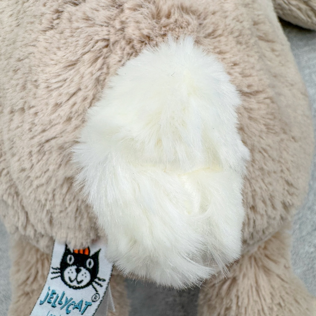 图片[3]-＃原单 Jellycat 玩偶 毛绒公仔 邦尼兔 31CM 科普：Jellycat是一个英国玩具品牌，创立于1999年，由William和Thomas兄弟二人在伦敦创立。该品牌专注于设计玩偶玩具，并全情投入于最有趣、环保和独特的软玩具领域。Jellycat的产品设计丰富且有创意，其毛绒玩具以可爱的动物形象为主打，深受全球儿童的喜爱。品牌的产品线包括各种动物系列、海洋系列、蔬果美食系列、植物系列等，每个系列都有其独特的设计和故事。Jellycat的产品设计理念是打破传统动物毛绒像动物标本一样的形象，通过改变形状、手感、颜色、大小和材料，用成千上万种方式制作一只动物毛绒。品牌的设计师来自世界各地，他们的创意让产品更具多元性，同时也让品牌能够从世界各地的文化中获得设计灵感。近年来，Jellycat品牌方开始跨界合作，与野兽派、华尔道夫酒店等品牌合作推出联名产品，进一步扩大了品牌的影响力。在社交媒体上，Jellycat也日益活跃，通过小红书、Instagram、抖音和TikTok等平台与消费者互动，分享品牌故事和产品信息。Jellycat的产品价格在99元到1699元不等，绝版产品的价格在二手平台上甚至会翻几倍。尽管有消费者认为它高价低质，价格贵、品控不严格等问题频频引来吐槽，但仍有大量粉丝愿意为“治愈”买单，因为这些毛绒玩具成为他们精神上的陪伴。原装100% polyester进口聚酯纤维面料 原厂7D棉 原单环保颗粒 双吊牌加三重水洗标 原配防尘袋 吊打市面通货 注意即使同一家厂 不同的批次面料缸差是一定都有的 官网不同批次都有 经过欧盟CE安全认证 此标准0-100岁的小朋友都适用 这个缸差和造型其实经常入手玩偶的都知道 手工制品 世上每一只jell 都是独一无二的 轻微线头 轻微不对称都是很正常的 无法避免 官网都是一样 底部走线 颗粒填充物 刺绣 走线 肉眼可见的精致 原色未染色面料纱线 超级有质感-选品中心