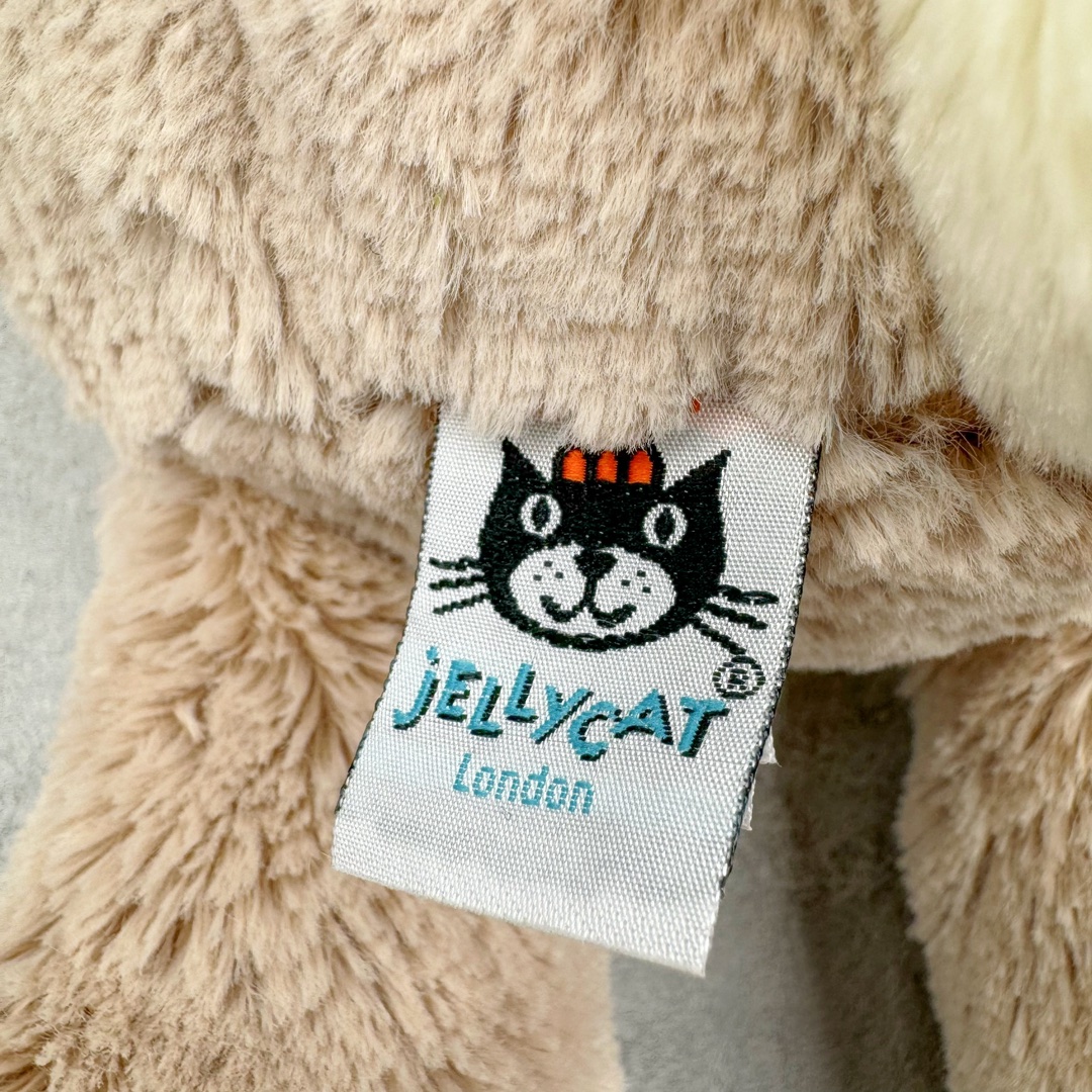 图片[4]-＃原单 Jellycat 玩偶 毛绒公仔 邦尼兔 31CM 科普：Jellycat是一个英国玩具品牌，创立于1999年，由William和Thomas兄弟二人在伦敦创立。该品牌专注于设计玩偶玩具，并全情投入于最有趣、环保和独特的软玩具领域。Jellycat的产品设计丰富且有创意，其毛绒玩具以可爱的动物形象为主打，深受全球儿童的喜爱。品牌的产品线包括各种动物系列、海洋系列、蔬果美食系列、植物系列等，每个系列都有其独特的设计和故事。Jellycat的产品设计理念是打破传统动物毛绒像动物标本一样的形象，通过改变形状、手感、颜色、大小和材料，用成千上万种方式制作一只动物毛绒。品牌的设计师来自世界各地，他们的创意让产品更具多元性，同时也让品牌能够从世界各地的文化中获得设计灵感。近年来，Jellycat品牌方开始跨界合作，与野兽派、华尔道夫酒店等品牌合作推出联名产品，进一步扩大了品牌的影响力。在社交媒体上，Jellycat也日益活跃，通过小红书、Instagram、抖音和TikTok等平台与消费者互动，分享品牌故事和产品信息。Jellycat的产品价格在99元到1699元不等，绝版产品的价格在二手平台上甚至会翻几倍。尽管有消费者认为它高价低质，价格贵、品控不严格等问题频频引来吐槽，但仍有大量粉丝愿意为“治愈”买单，因为这些毛绒玩具成为他们精神上的陪伴。原装100% polyester进口聚酯纤维面料 原厂7D棉 原单环保颗粒 双吊牌加三重水洗标 原配防尘袋 吊打市面通货 注意即使同一家厂 不同的批次面料缸差是一定都有的 官网不同批次都有 经过欧盟CE安全认证 此标准0-100岁的小朋友都适用 这个缸差和造型其实经常入手玩偶的都知道 手工制品 世上每一只jell 都是独一无二的 轻微线头 轻微不对称都是很正常的 无法避免 官网都是一样 底部走线 颗粒填充物 刺绣 走线 肉眼可见的精致 原色未染色面料纱线 超级有质感-选品中心
