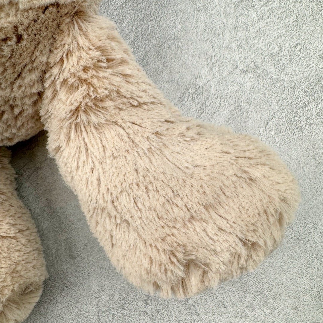 图片[5]-＃原单 Jellycat 玩偶 毛绒公仔 邦尼兔 31CM 科普：Jellycat是一个英国玩具品牌，创立于1999年，由William和Thomas兄弟二人在伦敦创立。该品牌专注于设计玩偶玩具，并全情投入于最有趣、环保和独特的软玩具领域。Jellycat的产品设计丰富且有创意，其毛绒玩具以可爱的动物形象为主打，深受全球儿童的喜爱。品牌的产品线包括各种动物系列、海洋系列、蔬果美食系列、植物系列等，每个系列都有其独特的设计和故事。Jellycat的产品设计理念是打破传统动物毛绒像动物标本一样的形象，通过改变形状、手感、颜色、大小和材料，用成千上万种方式制作一只动物毛绒。品牌的设计师来自世界各地，他们的创意让产品更具多元性，同时也让品牌能够从世界各地的文化中获得设计灵感。近年来，Jellycat品牌方开始跨界合作，与野兽派、华尔道夫酒店等品牌合作推出联名产品，进一步扩大了品牌的影响力。在社交媒体上，Jellycat也日益活跃，通过小红书、Instagram、抖音和TikTok等平台与消费者互动，分享品牌故事和产品信息。Jellycat的产品价格在99元到1699元不等，绝版产品的价格在二手平台上甚至会翻几倍。尽管有消费者认为它高价低质，价格贵、品控不严格等问题频频引来吐槽，但仍有大量粉丝愿意为“治愈”买单，因为这些毛绒玩具成为他们精神上的陪伴。原装100% polyester进口聚酯纤维面料 原厂7D棉 原单环保颗粒 双吊牌加三重水洗标 原配防尘袋 吊打市面通货 注意即使同一家厂 不同的批次面料缸差是一定都有的 官网不同批次都有 经过欧盟CE安全认证 此标准0-100岁的小朋友都适用 这个缸差和造型其实经常入手玩偶的都知道 手工制品 世上每一只jell 都是独一无二的 轻微线头 轻微不对称都是很正常的 无法避免 官网都是一样 底部走线 颗粒填充物 刺绣 走线 肉眼可见的精致 原色未染色面料纱线 超级有质感-选品中心