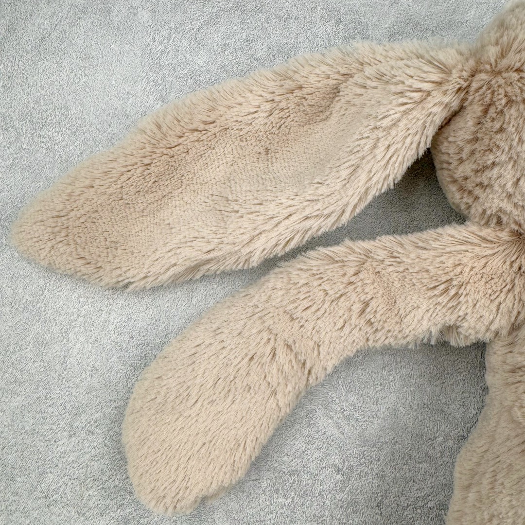 图片[6]-＃原单 Jellycat 玩偶 毛绒公仔 邦尼兔 31CM 科普：Jellycat是一个英国玩具品牌，创立于1999年，由William和Thomas兄弟二人在伦敦创立。该品牌专注于设计玩偶玩具，并全情投入于最有趣、环保和独特的软玩具领域。Jellycat的产品设计丰富且有创意，其毛绒玩具以可爱的动物形象为主打，深受全球儿童的喜爱。品牌的产品线包括各种动物系列、海洋系列、蔬果美食系列、植物系列等，每个系列都有其独特的设计和故事。Jellycat的产品设计理念是打破传统动物毛绒像动物标本一样的形象，通过改变形状、手感、颜色、大小和材料，用成千上万种方式制作一只动物毛绒。品牌的设计师来自世界各地，他们的创意让产品更具多元性，同时也让品牌能够从世界各地的文化中获得设计灵感。近年来，Jellycat品牌方开始跨界合作，与野兽派、华尔道夫酒店等品牌合作推出联名产品，进一步扩大了品牌的影响力。在社交媒体上，Jellycat也日益活跃，通过小红书、Instagram、抖音和TikTok等平台与消费者互动，分享品牌故事和产品信息。Jellycat的产品价格在99元到1699元不等，绝版产品的价格在二手平台上甚至会翻几倍。尽管有消费者认为它高价低质，价格贵、品控不严格等问题频频引来吐槽，但仍有大量粉丝愿意为“治愈”买单，因为这些毛绒玩具成为他们精神上的陪伴。原装100% polyester进口聚酯纤维面料 原厂7D棉 原单环保颗粒 双吊牌加三重水洗标 原配防尘袋 吊打市面通货 注意即使同一家厂 不同的批次面料缸差是一定都有的 官网不同批次都有 经过欧盟CE安全认证 此标准0-100岁的小朋友都适用 这个缸差和造型其实经常入手玩偶的都知道 手工制品 世上每一只jell 都是独一无二的 轻微线头 轻微不对称都是很正常的 无法避免 官网都是一样 底部走线 颗粒填充物 刺绣 走线 肉眼可见的精致 原色未染色面料纱线 超级有质感-选品中心