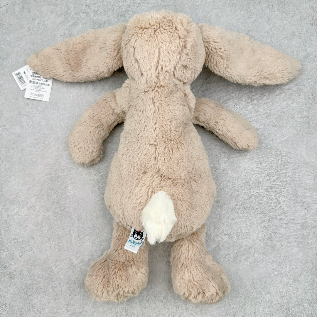 图片[2]-＃原单 Jellycat 玩偶 毛绒公仔 邦尼兔 31CM 科普：Jellycat是一个英国玩具品牌，创立于1999年，由William和Thomas兄弟二人在伦敦创立。该品牌专注于设计玩偶玩具，并全情投入于最有趣、环保和独特的软玩具领域。Jellycat的产品设计丰富且有创意，其毛绒玩具以可爱的动物形象为主打，深受全球儿童的喜爱。品牌的产品线包括各种动物系列、海洋系列、蔬果美食系列、植物系列等，每个系列都有其独特的设计和故事。Jellycat的产品设计理念是打破传统动物毛绒像动物标本一样的形象，通过改变形状、手感、颜色、大小和材料，用成千上万种方式制作一只动物毛绒。品牌的设计师来自世界各地，他们的创意让产品更具多元性，同时也让品牌能够从世界各地的文化中获得设计灵感。近年来，Jellycat品牌方开始跨界合作，与野兽派、华尔道夫酒店等品牌合作推出联名产品，进一步扩大了品牌的影响力。在社交媒体上，Jellycat也日益活跃，通过小红书、Instagram、抖音和TikTok等平台与消费者互动，分享品牌故事和产品信息。Jellycat的产品价格在99元到1699元不等，绝版产品的价格在二手平台上甚至会翻几倍。尽管有消费者认为它高价低质，价格贵、品控不严格等问题频频引来吐槽，但仍有大量粉丝愿意为“治愈”买单，因为这些毛绒玩具成为他们精神上的陪伴。原装100% polyester进口聚酯纤维面料 原厂7D棉 原单环保颗粒 双吊牌加三重水洗标 原配防尘袋 吊打市面通货 注意即使同一家厂 不同的批次面料缸差是一定都有的 官网不同批次都有 经过欧盟CE安全认证 此标准0-100岁的小朋友都适用 这个缸差和造型其实经常入手玩偶的都知道 手工制品 世上每一只jell 都是独一无二的 轻微线头 轻微不对称都是很正常的 无法避免 官网都是一样 底部走线 颗粒填充物 刺绣 走线 肉眼可见的精致 原色未染色面料纱线 超级有质感-选品中心