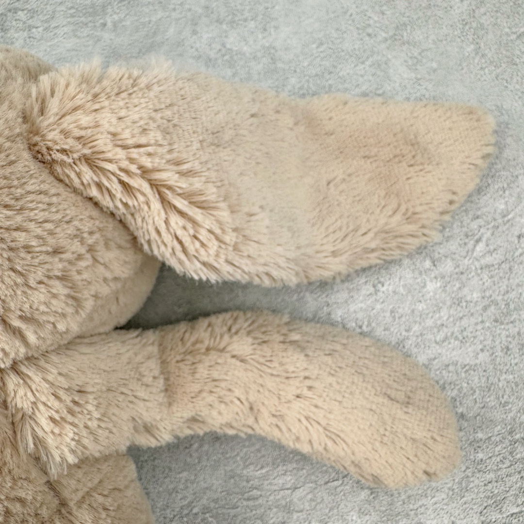 图片[10]-＃原单 Jellycat 玩偶 毛绒公仔 邦尼兔 31CM 科普：Jellycat是一个英国玩具品牌，创立于1999年，由William和Thomas兄弟二人在伦敦创立。该品牌专注于设计玩偶玩具，并全情投入于最有趣、环保和独特的软玩具领域。Jellycat的产品设计丰富且有创意，其毛绒玩具以可爱的动物形象为主打，深受全球儿童的喜爱。品牌的产品线包括各种动物系列、海洋系列、蔬果美食系列、植物系列等，每个系列都有其独特的设计和故事。Jellycat的产品设计理念是打破传统动物毛绒像动物标本一样的形象，通过改变形状、手感、颜色、大小和材料，用成千上万种方式制作一只动物毛绒。品牌的设计师来自世界各地，他们的创意让产品更具多元性，同时也让品牌能够从世界各地的文化中获得设计灵感。近年来，Jellycat品牌方开始跨界合作，与野兽派、华尔道夫酒店等品牌合作推出联名产品，进一步扩大了品牌的影响力。在社交媒体上，Jellycat也日益活跃，通过小红书、Instagram、抖音和TikTok等平台与消费者互动，分享品牌故事和产品信息。Jellycat的产品价格在99元到1699元不等，绝版产品的价格在二手平台上甚至会翻几倍。尽管有消费者认为它高价低质，价格贵、品控不严格等问题频频引来吐槽，但仍有大量粉丝愿意为“治愈”买单，因为这些毛绒玩具成为他们精神上的陪伴。原装100% polyester进口聚酯纤维面料 原厂7D棉 原单环保颗粒 双吊牌加三重水洗标 原配防尘袋 吊打市面通货 注意即使同一家厂 不同的批次面料缸差是一定都有的 官网不同批次都有 经过欧盟CE安全认证 此标准0-100岁的小朋友都适用 这个缸差和造型其实经常入手玩偶的都知道 手工制品 世上每一只jell 都是独一无二的 轻微线头 轻微不对称都是很正常的 无法避免 官网都是一样 底部走线 颗粒填充物 刺绣 走线 肉眼可见的精致 原色未染色面料纱线 超级有质感-选品中心