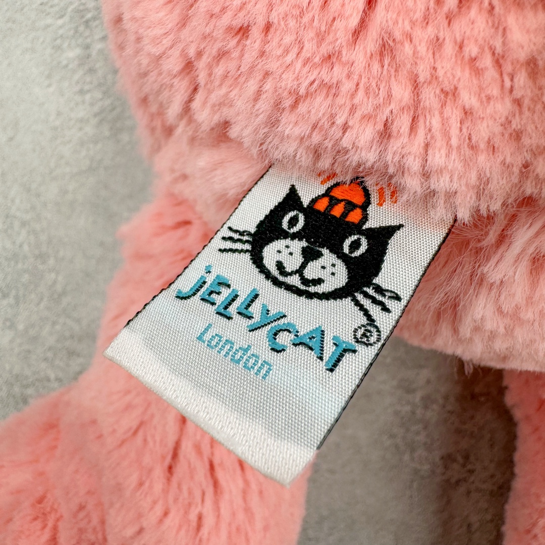 图片[8]-＃原单 Jellycat 玩偶 毛绒公仔 邦尼兔 31CM 科普：Jellycat是一个英国玩具品牌，创立于1999年，由William和Thomas兄弟二人在伦敦创立。该品牌专注于设计玩偶玩具，并全情投入于最有趣、环保和独特的软玩具领域。Jellycat的产品设计丰富且有创意，其毛绒玩具以可爱的动物形象为主打，深受全球儿童的喜爱。品牌的产品线包括各种动物系列、海洋系列、蔬果美食系列、植物系列等，每个系列都有其独特的设计和故事。Jellycat的产品设计理念是打破传统动物毛绒像动物标本一样的形象，通过改变形状、手感、颜色、大小和材料，用成千上万种方式制作一只动物毛绒。品牌的设计师来自世界各地，他们的创意让产品更具多元性，同时也让品牌能够从世界各地的文化中获得设计灵感。近年来，Jellycat品牌方开始跨界合作，与野兽派、华尔道夫酒店等品牌合作推出联名产品，进一步扩大了品牌的影响力。在社交媒体上，Jellycat也日益活跃，通过小红书、Instagram、抖音和TikTok等平台与消费者互动，分享品牌故事和产品信息。Jellycat的产品价格在99元到1699元不等，绝版产品的价格在二手平台上甚至会翻几倍。尽管有消费者认为它高价低质，价格贵、品控不严格等问题频频引来吐槽，但仍有大量粉丝愿意为“治愈”买单，因为这些毛绒玩具成为他们精神上的陪伴。原装100% polyester进口聚酯纤维面料 原厂7D棉 原单环保颗粒 双吊牌加三重水洗标 原配防尘袋 吊打市面通货 注意即使同一家厂 不同的批次面料缸差是一定都有的 官网不同批次都有 经过欧盟CE安全认证 此标准0-100岁的小朋友都适用 这个缸差和造型其实经常入手玩偶的都知道 手工制品 世上每一只jell 都是独一无二的 轻微线头 轻微不对称都是很正常的 无法避免 官网都是一样 底部走线 颗粒填充物 刺绣 走线 肉眼可见的精致 原色未染色面料纱线 超级有质感-选品中心