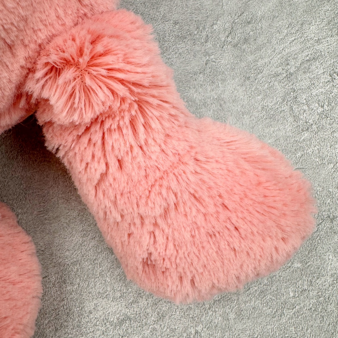 图片[9]-＃原单 Jellycat 玩偶 毛绒公仔 邦尼兔 31CM 科普：Jellycat是一个英国玩具品牌，创立于1999年，由William和Thomas兄弟二人在伦敦创立。该品牌专注于设计玩偶玩具，并全情投入于最有趣、环保和独特的软玩具领域。Jellycat的产品设计丰富且有创意，其毛绒玩具以可爱的动物形象为主打，深受全球儿童的喜爱。品牌的产品线包括各种动物系列、海洋系列、蔬果美食系列、植物系列等，每个系列都有其独特的设计和故事。Jellycat的产品设计理念是打破传统动物毛绒像动物标本一样的形象，通过改变形状、手感、颜色、大小和材料，用成千上万种方式制作一只动物毛绒。品牌的设计师来自世界各地，他们的创意让产品更具多元性，同时也让品牌能够从世界各地的文化中获得设计灵感。近年来，Jellycat品牌方开始跨界合作，与野兽派、华尔道夫酒店等品牌合作推出联名产品，进一步扩大了品牌的影响力。在社交媒体上，Jellycat也日益活跃，通过小红书、Instagram、抖音和TikTok等平台与消费者互动，分享品牌故事和产品信息。Jellycat的产品价格在99元到1699元不等，绝版产品的价格在二手平台上甚至会翻几倍。尽管有消费者认为它高价低质，价格贵、品控不严格等问题频频引来吐槽，但仍有大量粉丝愿意为“治愈”买单，因为这些毛绒玩具成为他们精神上的陪伴。原装100% polyester进口聚酯纤维面料 原厂7D棉 原单环保颗粒 双吊牌加三重水洗标 原配防尘袋 吊打市面通货 注意即使同一家厂 不同的批次面料缸差是一定都有的 官网不同批次都有 经过欧盟CE安全认证 此标准0-100岁的小朋友都适用 这个缸差和造型其实经常入手玩偶的都知道 手工制品 世上每一只jell 都是独一无二的 轻微线头 轻微不对称都是很正常的 无法避免 官网都是一样 底部走线 颗粒填充物 刺绣 走线 肉眼可见的精致 原色未染色面料纱线 超级有质感-选品中心