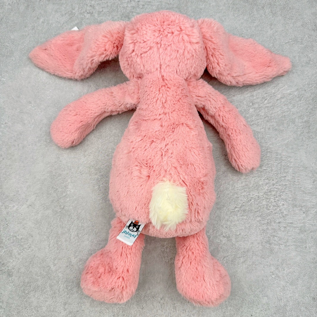 图片[2]-＃原单 Jellycat 玩偶 毛绒公仔 邦尼兔 31CM 科普：Jellycat是一个英国玩具品牌，创立于1999年，由William和Thomas兄弟二人在伦敦创立。该品牌专注于设计玩偶玩具，并全情投入于最有趣、环保和独特的软玩具领域。Jellycat的产品设计丰富且有创意，其毛绒玩具以可爱的动物形象为主打，深受全球儿童的喜爱。品牌的产品线包括各种动物系列、海洋系列、蔬果美食系列、植物系列等，每个系列都有其独特的设计和故事。Jellycat的产品设计理念是打破传统动物毛绒像动物标本一样的形象，通过改变形状、手感、颜色、大小和材料，用成千上万种方式制作一只动物毛绒。品牌的设计师来自世界各地，他们的创意让产品更具多元性，同时也让品牌能够从世界各地的文化中获得设计灵感。近年来，Jellycat品牌方开始跨界合作，与野兽派、华尔道夫酒店等品牌合作推出联名产品，进一步扩大了品牌的影响力。在社交媒体上，Jellycat也日益活跃，通过小红书、Instagram、抖音和TikTok等平台与消费者互动，分享品牌故事和产品信息。Jellycat的产品价格在99元到1699元不等，绝版产品的价格在二手平台上甚至会翻几倍。尽管有消费者认为它高价低质，价格贵、品控不严格等问题频频引来吐槽，但仍有大量粉丝愿意为“治愈”买单，因为这些毛绒玩具成为他们精神上的陪伴。原装100% polyester进口聚酯纤维面料 原厂7D棉 原单环保颗粒 双吊牌加三重水洗标 原配防尘袋 吊打市面通货 注意即使同一家厂 不同的批次面料缸差是一定都有的 官网不同批次都有 经过欧盟CE安全认证 此标准0-100岁的小朋友都适用 这个缸差和造型其实经常入手玩偶的都知道 手工制品 世上每一只jell 都是独一无二的 轻微线头 轻微不对称都是很正常的 无法避免 官网都是一样 底部走线 颗粒填充物 刺绣 走线 肉眼可见的精致 原色未染色面料纱线 超级有质感-选品中心