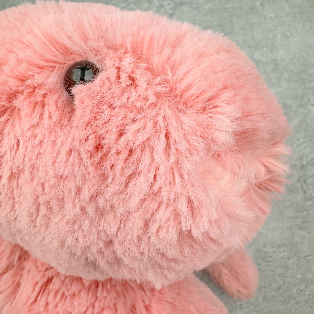 图片[5]-＃原单 Jellycat 玩偶 毛绒公仔 邦尼兔 31CM 科普：Jellycat是一个英国玩具品牌，创立于1999年，由William和Thomas兄弟二人在伦敦创立。该品牌专注于设计玩偶玩具，并全情投入于最有趣、环保和独特的软玩具领域。Jellycat的产品设计丰富且有创意，其毛绒玩具以可爱的动物形象为主打，深受全球儿童的喜爱。品牌的产品线包括各种动物系列、海洋系列、蔬果美食系列、植物系列等，每个系列都有其独特的设计和故事。Jellycat的产品设计理念是打破传统动物毛绒像动物标本一样的形象，通过改变形状、手感、颜色、大小和材料，用成千上万种方式制作一只动物毛绒。品牌的设计师来自世界各地，他们的创意让产品更具多元性，同时也让品牌能够从世界各地的文化中获得设计灵感。近年来，Jellycat品牌方开始跨界合作，与野兽派、华尔道夫酒店等品牌合作推出联名产品，进一步扩大了品牌的影响力。在社交媒体上，Jellycat也日益活跃，通过小红书、Instagram、抖音和TikTok等平台与消费者互动，分享品牌故事和产品信息。Jellycat的产品价格在99元到1699元不等，绝版产品的价格在二手平台上甚至会翻几倍。尽管有消费者认为它高价低质，价格贵、品控不严格等问题频频引来吐槽，但仍有大量粉丝愿意为“治愈”买单，因为这些毛绒玩具成为他们精神上的陪伴。原装100% polyester进口聚酯纤维面料 原厂7D棉 原单环保颗粒 双吊牌加三重水洗标 原配防尘袋 吊打市面通货 注意即使同一家厂 不同的批次面料缸差是一定都有的 官网不同批次都有 经过欧盟CE安全认证 此标准0-100岁的小朋友都适用 这个缸差和造型其实经常入手玩偶的都知道 手工制品 世上每一只jell 都是独一无二的 轻微线头 轻微不对称都是很正常的 无法避免 官网都是一样 底部走线 颗粒填充物 刺绣 走线 肉眼可见的精致 原色未染色面料纱线 超级有质感-选品中心