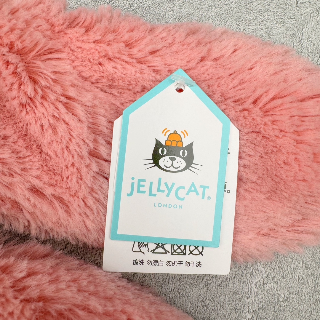 图片[3]-＃原单 Jellycat 玩偶 毛绒公仔 邦尼兔 31CM 科普：Jellycat是一个英国玩具品牌，创立于1999年，由William和Thomas兄弟二人在伦敦创立。该品牌专注于设计玩偶玩具，并全情投入于最有趣、环保和独特的软玩具领域。Jellycat的产品设计丰富且有创意，其毛绒玩具以可爱的动物形象为主打，深受全球儿童的喜爱。品牌的产品线包括各种动物系列、海洋系列、蔬果美食系列、植物系列等，每个系列都有其独特的设计和故事。Jellycat的产品设计理念是打破传统动物毛绒像动物标本一样的形象，通过改变形状、手感、颜色、大小和材料，用成千上万种方式制作一只动物毛绒。品牌的设计师来自世界各地，他们的创意让产品更具多元性，同时也让品牌能够从世界各地的文化中获得设计灵感。近年来，Jellycat品牌方开始跨界合作，与野兽派、华尔道夫酒店等品牌合作推出联名产品，进一步扩大了品牌的影响力。在社交媒体上，Jellycat也日益活跃，通过小红书、Instagram、抖音和TikTok等平台与消费者互动，分享品牌故事和产品信息。Jellycat的产品价格在99元到1699元不等，绝版产品的价格在二手平台上甚至会翻几倍。尽管有消费者认为它高价低质，价格贵、品控不严格等问题频频引来吐槽，但仍有大量粉丝愿意为“治愈”买单，因为这些毛绒玩具成为他们精神上的陪伴。原装100% polyester进口聚酯纤维面料 原厂7D棉 原单环保颗粒 双吊牌加三重水洗标 原配防尘袋 吊打市面通货 注意即使同一家厂 不同的批次面料缸差是一定都有的 官网不同批次都有 经过欧盟CE安全认证 此标准0-100岁的小朋友都适用 这个缸差和造型其实经常入手玩偶的都知道 手工制品 世上每一只jell 都是独一无二的 轻微线头 轻微不对称都是很正常的 无法避免 官网都是一样 底部走线 颗粒填充物 刺绣 走线 肉眼可见的精致 原色未染色面料纱线 超级有质感-选品中心