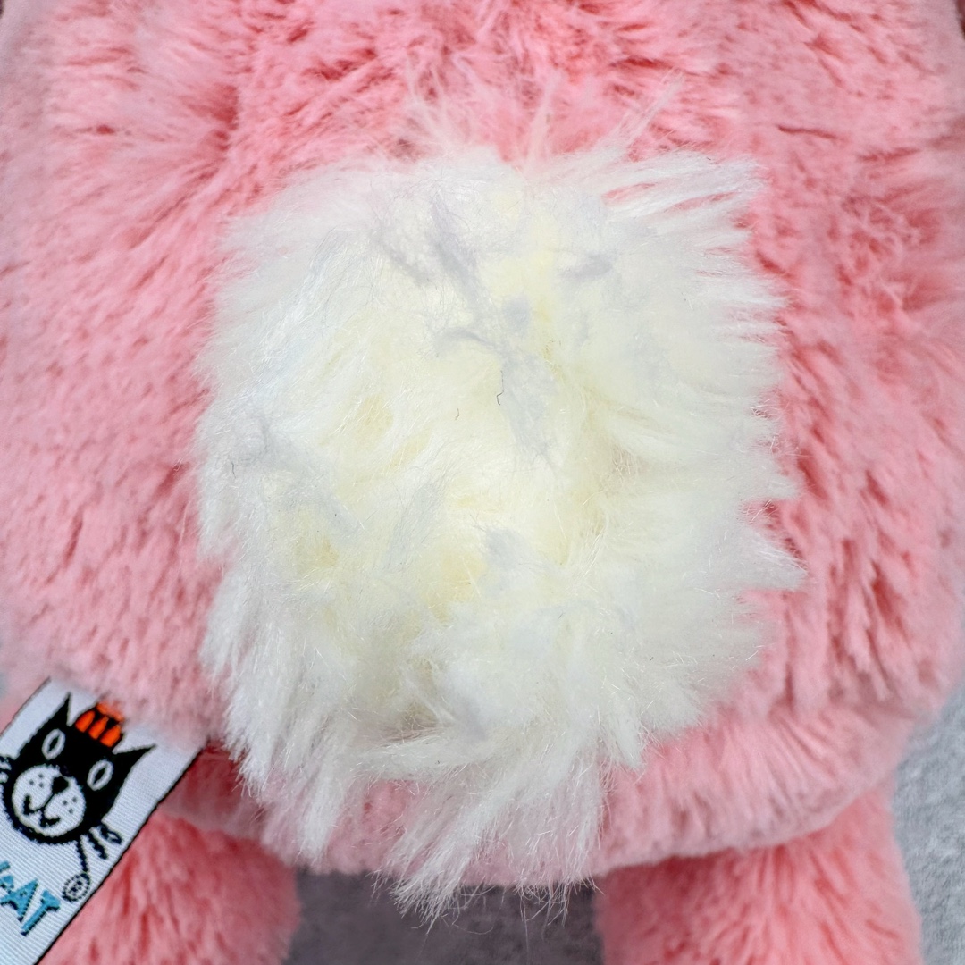 图片[7]-＃原单 Jellycat 玩偶 毛绒公仔 邦尼兔 31CM 科普：Jellycat是一个英国玩具品牌，创立于1999年，由William和Thomas兄弟二人在伦敦创立。该品牌专注于设计玩偶玩具，并全情投入于最有趣、环保和独特的软玩具领域。Jellycat的产品设计丰富且有创意，其毛绒玩具以可爱的动物形象为主打，深受全球儿童的喜爱。品牌的产品线包括各种动物系列、海洋系列、蔬果美食系列、植物系列等，每个系列都有其独特的设计和故事。Jellycat的产品设计理念是打破传统动物毛绒像动物标本一样的形象，通过改变形状、手感、颜色、大小和材料，用成千上万种方式制作一只动物毛绒。品牌的设计师来自世界各地，他们的创意让产品更具多元性，同时也让品牌能够从世界各地的文化中获得设计灵感。近年来，Jellycat品牌方开始跨界合作，与野兽派、华尔道夫酒店等品牌合作推出联名产品，进一步扩大了品牌的影响力。在社交媒体上，Jellycat也日益活跃，通过小红书、Instagram、抖音和TikTok等平台与消费者互动，分享品牌故事和产品信息。Jellycat的产品价格在99元到1699元不等，绝版产品的价格在二手平台上甚至会翻几倍。尽管有消费者认为它高价低质，价格贵、品控不严格等问题频频引来吐槽，但仍有大量粉丝愿意为“治愈”买单，因为这些毛绒玩具成为他们精神上的陪伴。原装100% polyester进口聚酯纤维面料 原厂7D棉 原单环保颗粒 双吊牌加三重水洗标 原配防尘袋 吊打市面通货 注意即使同一家厂 不同的批次面料缸差是一定都有的 官网不同批次都有 经过欧盟CE安全认证 此标准0-100岁的小朋友都适用 这个缸差和造型其实经常入手玩偶的都知道 手工制品 世上每一只jell 都是独一无二的 轻微线头 轻微不对称都是很正常的 无法避免 官网都是一样 底部走线 颗粒填充物 刺绣 走线 肉眼可见的精致 原色未染色面料纱线 超级有质感-选品中心