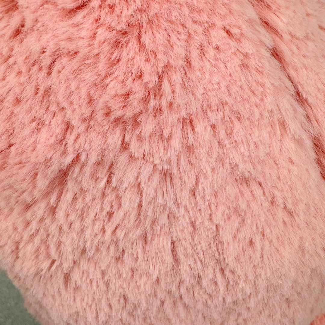 图片[4]-＃原单 Jellycat 玩偶 毛绒公仔 邦尼兔 31CM 科普：Jellycat是一个英国玩具品牌，创立于1999年，由William和Thomas兄弟二人在伦敦创立。该品牌专注于设计玩偶玩具，并全情投入于最有趣、环保和独特的软玩具领域。Jellycat的产品设计丰富且有创意，其毛绒玩具以可爱的动物形象为主打，深受全球儿童的喜爱。品牌的产品线包括各种动物系列、海洋系列、蔬果美食系列、植物系列等，每个系列都有其独特的设计和故事。Jellycat的产品设计理念是打破传统动物毛绒像动物标本一样的形象，通过改变形状、手感、颜色、大小和材料，用成千上万种方式制作一只动物毛绒。品牌的设计师来自世界各地，他们的创意让产品更具多元性，同时也让品牌能够从世界各地的文化中获得设计灵感。近年来，Jellycat品牌方开始跨界合作，与野兽派、华尔道夫酒店等品牌合作推出联名产品，进一步扩大了品牌的影响力。在社交媒体上，Jellycat也日益活跃，通过小红书、Instagram、抖音和TikTok等平台与消费者互动，分享品牌故事和产品信息。Jellycat的产品价格在99元到1699元不等，绝版产品的价格在二手平台上甚至会翻几倍。尽管有消费者认为它高价低质，价格贵、品控不严格等问题频频引来吐槽，但仍有大量粉丝愿意为“治愈”买单，因为这些毛绒玩具成为他们精神上的陪伴。原装100% polyester进口聚酯纤维面料 原厂7D棉 原单环保颗粒 双吊牌加三重水洗标 原配防尘袋 吊打市面通货 注意即使同一家厂 不同的批次面料缸差是一定都有的 官网不同批次都有 经过欧盟CE安全认证 此标准0-100岁的小朋友都适用 这个缸差和造型其实经常入手玩偶的都知道 手工制品 世上每一只jell 都是独一无二的 轻微线头 轻微不对称都是很正常的 无法避免 官网都是一样 底部走线 颗粒填充物 刺绣 走线 肉眼可见的精致 原色未染色面料纱线 超级有质感-选品中心