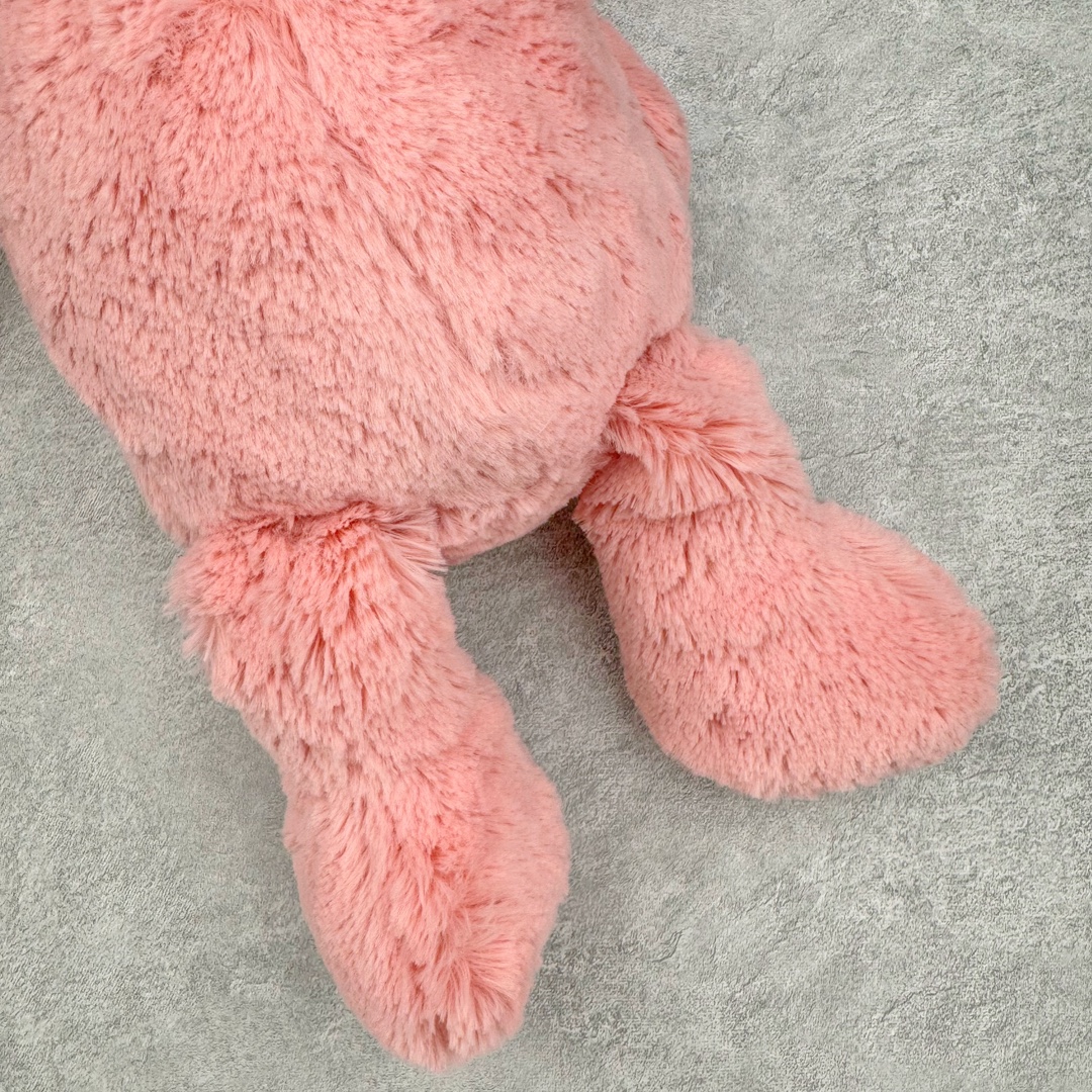 图片[10]-＃原单 Jellycat 玩偶 毛绒公仔 邦尼兔 31CM 科普：Jellycat是一个英国玩具品牌，创立于1999年，由William和Thomas兄弟二人在伦敦创立。该品牌专注于设计玩偶玩具，并全情投入于最有趣、环保和独特的软玩具领域。Jellycat的产品设计丰富且有创意，其毛绒玩具以可爱的动物形象为主打，深受全球儿童的喜爱。品牌的产品线包括各种动物系列、海洋系列、蔬果美食系列、植物系列等，每个系列都有其独特的设计和故事。Jellycat的产品设计理念是打破传统动物毛绒像动物标本一样的形象，通过改变形状、手感、颜色、大小和材料，用成千上万种方式制作一只动物毛绒。品牌的设计师来自世界各地，他们的创意让产品更具多元性，同时也让品牌能够从世界各地的文化中获得设计灵感。近年来，Jellycat品牌方开始跨界合作，与野兽派、华尔道夫酒店等品牌合作推出联名产品，进一步扩大了品牌的影响力。在社交媒体上，Jellycat也日益活跃，通过小红书、Instagram、抖音和TikTok等平台与消费者互动，分享品牌故事和产品信息。Jellycat的产品价格在99元到1699元不等，绝版产品的价格在二手平台上甚至会翻几倍。尽管有消费者认为它高价低质，价格贵、品控不严格等问题频频引来吐槽，但仍有大量粉丝愿意为“治愈”买单，因为这些毛绒玩具成为他们精神上的陪伴。原装100% polyester进口聚酯纤维面料 原厂7D棉 原单环保颗粒 双吊牌加三重水洗标 原配防尘袋 吊打市面通货 注意即使同一家厂 不同的批次面料缸差是一定都有的 官网不同批次都有 经过欧盟CE安全认证 此标准0-100岁的小朋友都适用 这个缸差和造型其实经常入手玩偶的都知道 手工制品 世上每一只jell 都是独一无二的 轻微线头 轻微不对称都是很正常的 无法避免 官网都是一样 底部走线 颗粒填充物 刺绣 走线 肉眼可见的精致 原色未染色面料纱线 超级有质感-选品中心