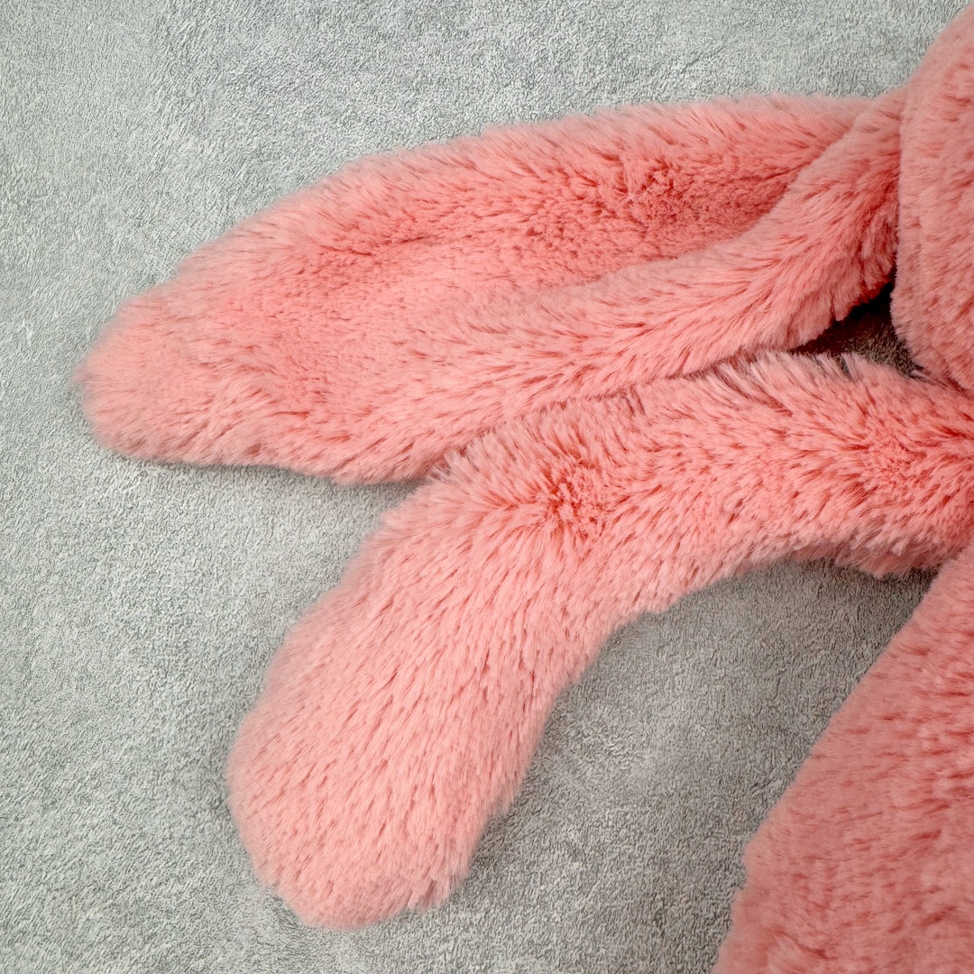 图片[6]-＃原单 Jellycat 玩偶 毛绒公仔 邦尼兔 31CM 科普：Jellycat是一个英国玩具品牌，创立于1999年，由William和Thomas兄弟二人在伦敦创立。该品牌专注于设计玩偶玩具，并全情投入于最有趣、环保和独特的软玩具领域。Jellycat的产品设计丰富且有创意，其毛绒玩具以可爱的动物形象为主打，深受全球儿童的喜爱。品牌的产品线包括各种动物系列、海洋系列、蔬果美食系列、植物系列等，每个系列都有其独特的设计和故事。Jellycat的产品设计理念是打破传统动物毛绒像动物标本一样的形象，通过改变形状、手感、颜色、大小和材料，用成千上万种方式制作一只动物毛绒。品牌的设计师来自世界各地，他们的创意让产品更具多元性，同时也让品牌能够从世界各地的文化中获得设计灵感。近年来，Jellycat品牌方开始跨界合作，与野兽派、华尔道夫酒店等品牌合作推出联名产品，进一步扩大了品牌的影响力。在社交媒体上，Jellycat也日益活跃，通过小红书、Instagram、抖音和TikTok等平台与消费者互动，分享品牌故事和产品信息。Jellycat的产品价格在99元到1699元不等，绝版产品的价格在二手平台上甚至会翻几倍。尽管有消费者认为它高价低质，价格贵、品控不严格等问题频频引来吐槽，但仍有大量粉丝愿意为“治愈”买单，因为这些毛绒玩具成为他们精神上的陪伴。原装100% polyester进口聚酯纤维面料 原厂7D棉 原单环保颗粒 双吊牌加三重水洗标 原配防尘袋 吊打市面通货 注意即使同一家厂 不同的批次面料缸差是一定都有的 官网不同批次都有 经过欧盟CE安全认证 此标准0-100岁的小朋友都适用 这个缸差和造型其实经常入手玩偶的都知道 手工制品 世上每一只jell 都是独一无二的 轻微线头 轻微不对称都是很正常的 无法避免 官网都是一样 底部走线 颗粒填充物 刺绣 走线 肉眼可见的精致 原色未染色面料纱线 超级有质感-选品中心