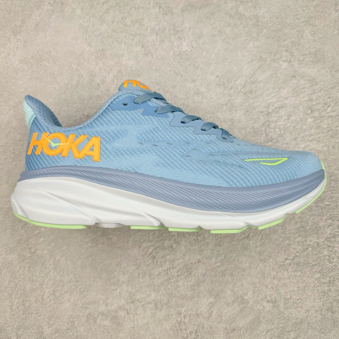 ＃夏日福利特价 HOKA ONE ONE Clifton 克里夫顿9代专业性能减震公路跑步鞋 轻盈透气的针织网面和纱线的使用让鞋面更挺拔 增强鞋面的强度和支撑性能 搭配柔软的鞋舌 让双脚在舒适包裹中跑的更加畅快 全新泡棉中底 柔软的同时增强回弹性能 为不同跑者提供更平稳流畅的脚感 带来全面的缓冲保护 根据人体工程学设计的延长拉襟 后跟处弹软的海绵填充舒适固定 避免掉跟和摩擦 相比上一代光滑的内衬 Clifton 9的内衬增强了摩擦力 避免双脚在鞋内滑动 尺码：36 36.5 37.5 38 38.5 39 40 40.5 41 42 42.5 43 44 44.5 45-选品中心