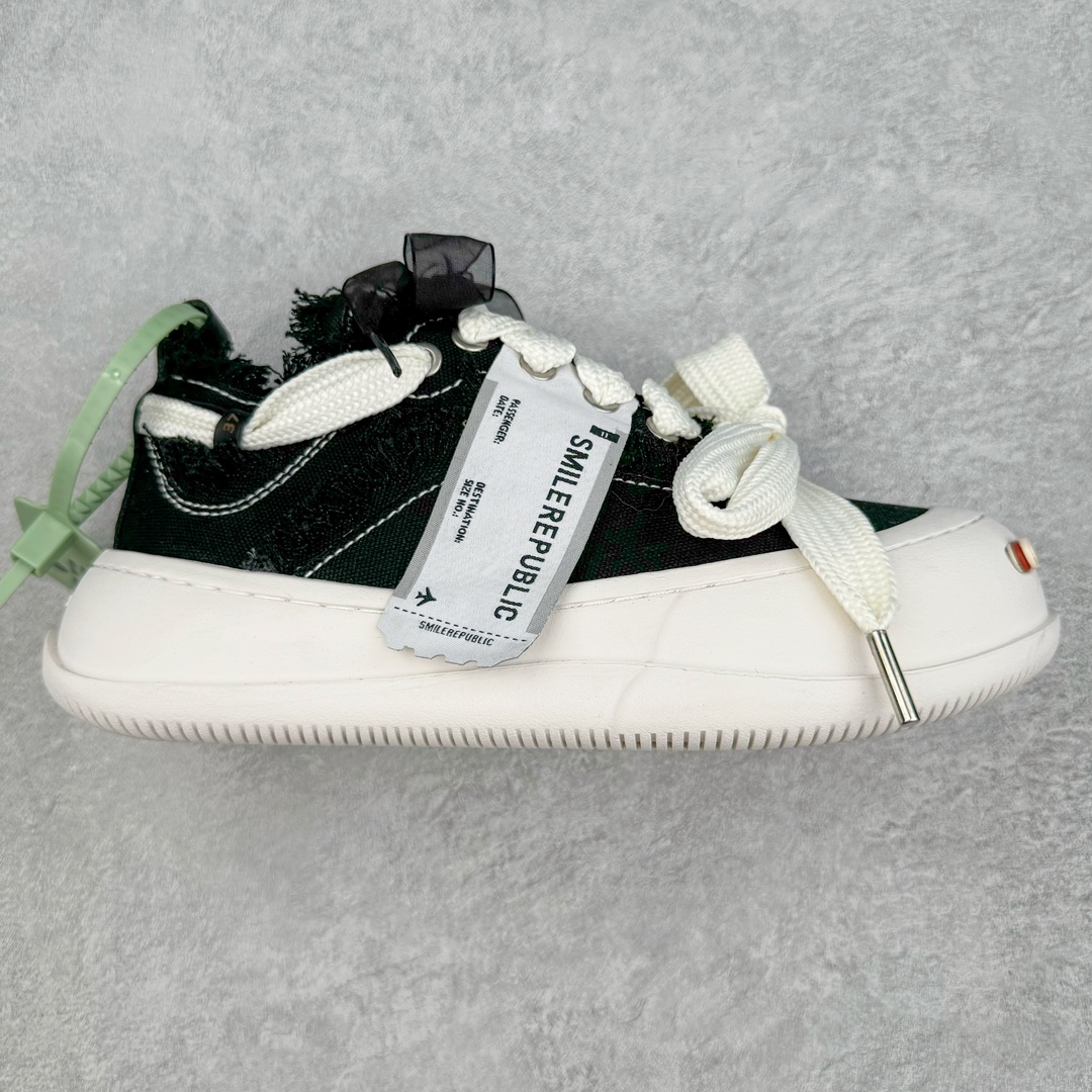 #纯原福利 SMILEREPUBLIC 檀健次主理品牌 2024新款 众多明星上脚同款厚底开口笑帆布鞋 市售最高品质 得物毒盒最新版本 纯原一致 细节 品质 欢迎对比 市售唯一原厂渠道材料打造 该系列以“SMILE”为灵感来源 捕捉潮流 主打柔软的帆布设计 ms有裁切的羊毛流苏与独特编织技艺HZ 黑色35-45 白色35-45 其他35-40-选品中心