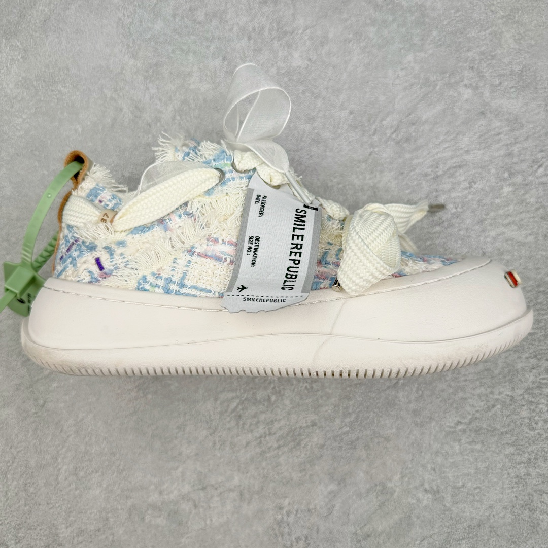 #纯原福利 SMILEREPUBLIC 檀健次主理品牌 2024新款 众多明星上脚同款厚底开口笑帆布鞋 市售最高品质 得物毒盒最新版本 纯原一致 细节 品质 欢迎对比 市售唯一原厂渠道材料打造 该系列以“SMILE”为灵感来源 捕捉潮流 主打柔软的帆布设计 ms有裁切的羊毛流苏与独特编织技艺HZ 黑色35-45 白色35-45 其他35-40-选品中心