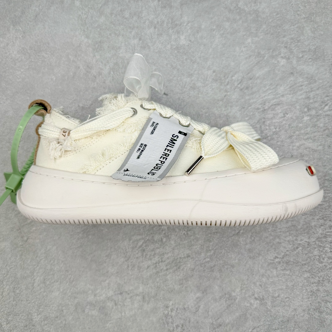 ＃纯原福利 SMILEREPUBLIC 檀健次主理品牌 2024新款 众多明星上脚同款厚底开口笑帆布鞋 市售最高品质 得物毒盒最新版本 纯原一致 细节 品质 欢迎对比 市售唯一原厂渠道材料打造 该系列以“SMILE”为灵感来源 捕捉潮流 主打柔软的帆布设计 ms有裁切的羊毛流苏与独特编织技艺HZ 黑色35-45 白色35-45 其他35-40-选品中心