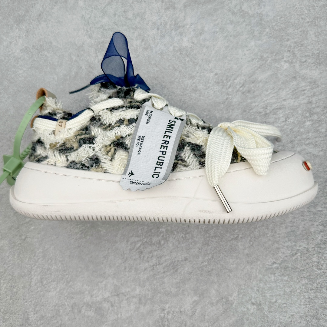 ＃纯原福利 SMILEREPUBLIC 檀健次主理品牌 2024新款 众多明星上脚同款厚底开口笑帆布鞋 市售最高品质 得物毒盒最新版本 纯原一致 细节 品质 欢迎对比 市售唯一原厂渠道材料打造 该系列以“SMILE”为灵感来源 捕捉潮流 主打柔软的帆布设计 ms有裁切的羊毛流苏与独特编织技艺HZ 黑色35-45 白色35-45 其他35-40-选品中心