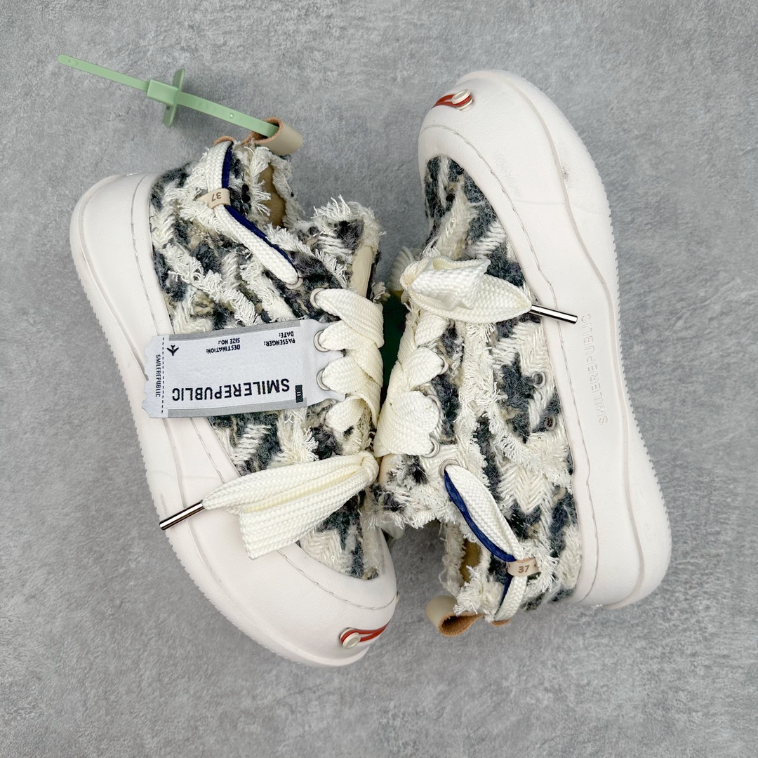 图片[3]-＃纯原福利 SMILEREPUBLIC 檀健次主理品牌 2024新款 众多明星上脚同款厚底开口笑帆布鞋 市售最高品质 得物毒盒最新版本 纯原一致 细节 品质 欢迎对比 市售唯一原厂渠道材料打造 该系列以“SMILE”为灵感来源 捕捉潮流 主打柔软的帆布设计 ms有裁切的羊毛流苏与独特编织技艺HZ 黑色35-45 白色35-45 其他35-40-选品中心