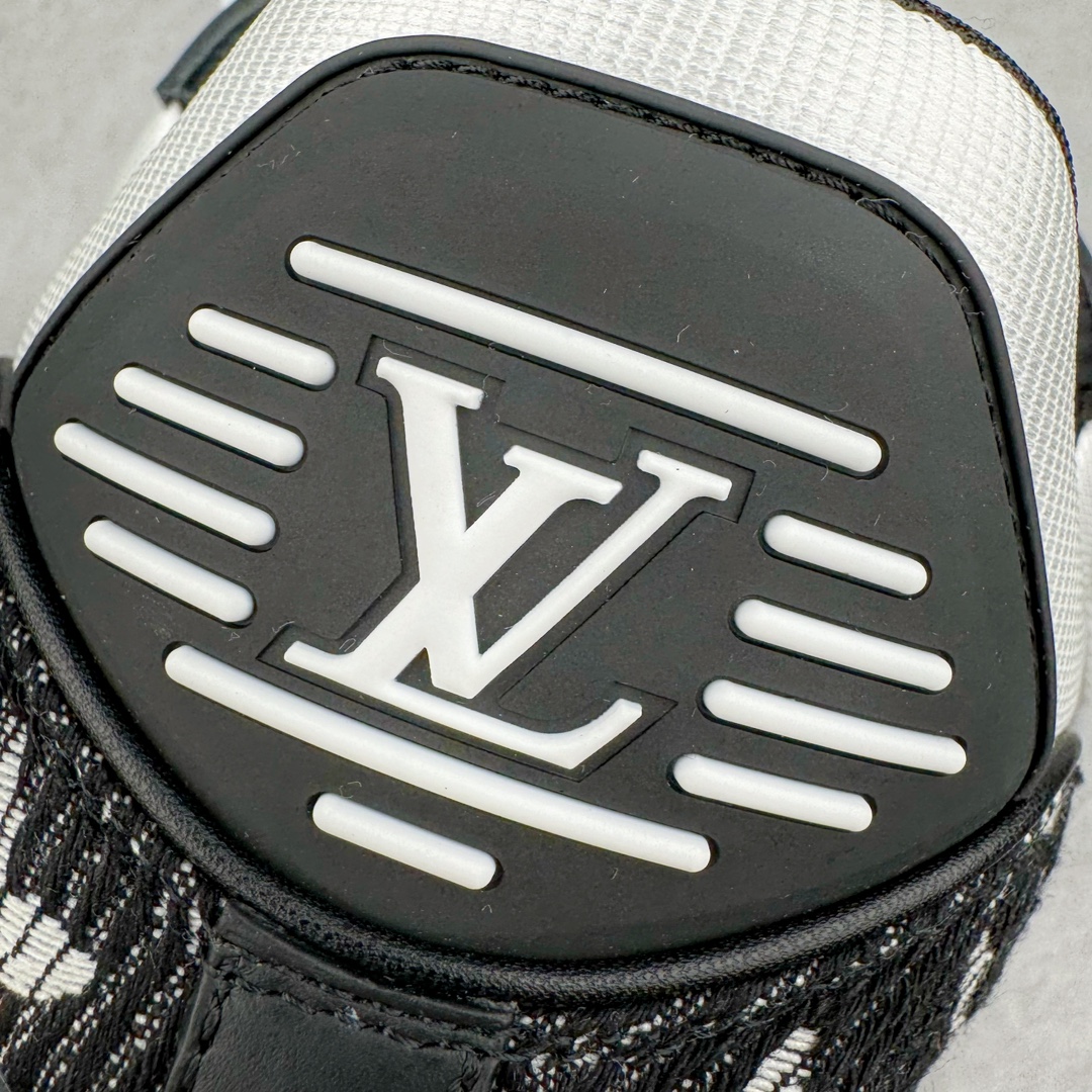 图片[14]-＃GD广顶 Louis Vuitton Trainer Maxi路易威登时装走秀运动时尚板鞋 小胖丁面包鞋 外贸零售特供批次 2023全新纸板数据 印花高频效果碾压市面 市售天花板产物 耗时半年巨作 全套原厂新版原纸板楦头开发 原厂特供皮料加持 市场所有版本中综合最强的货品 GD实力大厂出品 全网最全配色更新最快 最成熟的做工稳定的品控 完美鞋型超高的清洁度 零毛边线头瑕疵 全套原楦原纸版原鞋开模 全网最具灵魂的版型 正确原装黄色鞋盒 正确中底印花 鞋面印花3D高频深度立体 全鞋电脑针车 紧密相连 针距密度一致 环保乳胶注塑鞋垫 厚度脚感还原原版 皮面裁剪部位 统一油边封口工艺 原装橡胶大底含胶量大底组合零偏差 专柜全套包装 防尘袋 说明书 质保卡 男女鞋 尺码：35 36 37 38 39 40 41 42 43 44 45-选品中心