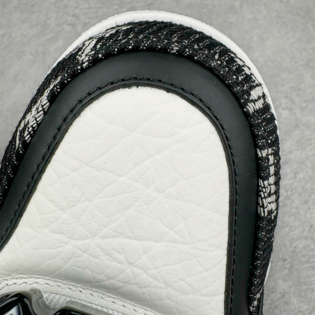 图片[22]-＃GD广顶 Louis Vuitton Trainer Maxi路易威登时装走秀运动时尚板鞋 小胖丁面包鞋 外贸零售特供批次 2023全新纸板数据 印花高频效果碾压市面 市售天花板产物 耗时半年巨作 全套原厂新版原纸板楦头开发 原厂特供皮料加持 市场所有版本中综合最强的货品 GD实力大厂出品 全网最全配色更新最快 最成熟的做工稳定的品控 完美鞋型超高的清洁度 零毛边线头瑕疵 全套原楦原纸版原鞋开模 全网最具灵魂的版型 正确原装黄色鞋盒 正确中底印花 鞋面印花3D高频深度立体 全鞋电脑针车 紧密相连 针距密度一致 环保乳胶注塑鞋垫 厚度脚感还原原版 皮面裁剪部位 统一油边封口工艺 原装橡胶大底含胶量大底组合零偏差 专柜全套包装 防尘袋 说明书 质保卡 男女鞋 尺码：35 36 37 38 39 40 41 42 43 44 45-选品中心