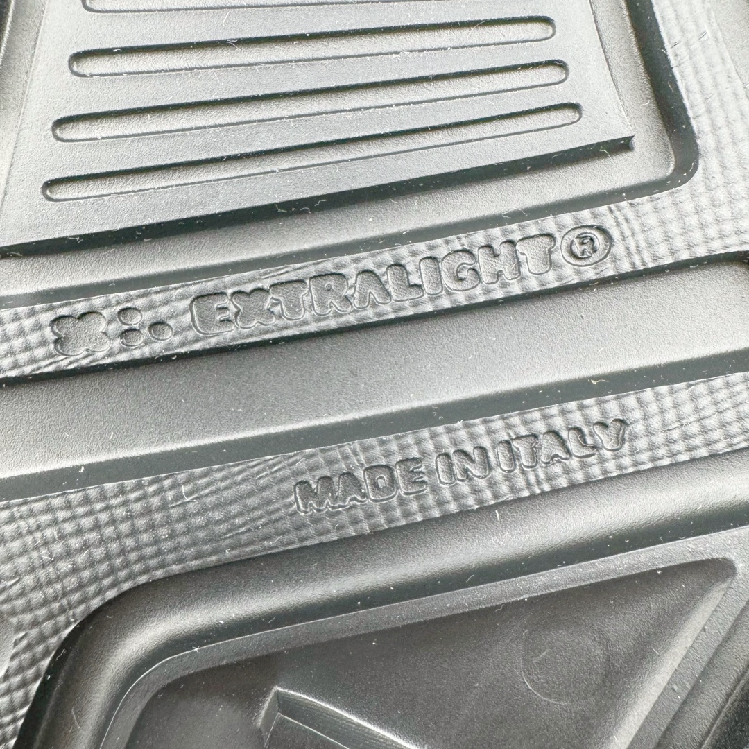 图片[24]-＃GD广顶 Louis Vuitton Trainer Maxi路易威登时装走秀运动时尚板鞋 小胖丁面包鞋 外贸零售特供批次 2023全新纸板数据 印花高频效果碾压市面 市售天花板产物 耗时半年巨作 全套原厂新版原纸板楦头开发 原厂特供皮料加持 市场所有版本中综合最强的货品 GD实力大厂出品 全网最全配色更新最快 最成熟的做工稳定的品控 完美鞋型超高的清洁度 零毛边线头瑕疵 全套原楦原纸版原鞋开模 全网最具灵魂的版型 正确原装黄色鞋盒 正确中底印花 鞋面印花3D高频深度立体 全鞋电脑针车 紧密相连 针距密度一致 环保乳胶注塑鞋垫 厚度脚感还原原版 皮面裁剪部位 统一油边封口工艺 原装橡胶大底含胶量大底组合零偏差 专柜全套包装 防尘袋 说明书 质保卡 男女鞋 尺码：35 36 37 38 39 40 41 42 43 44 45-选品中心