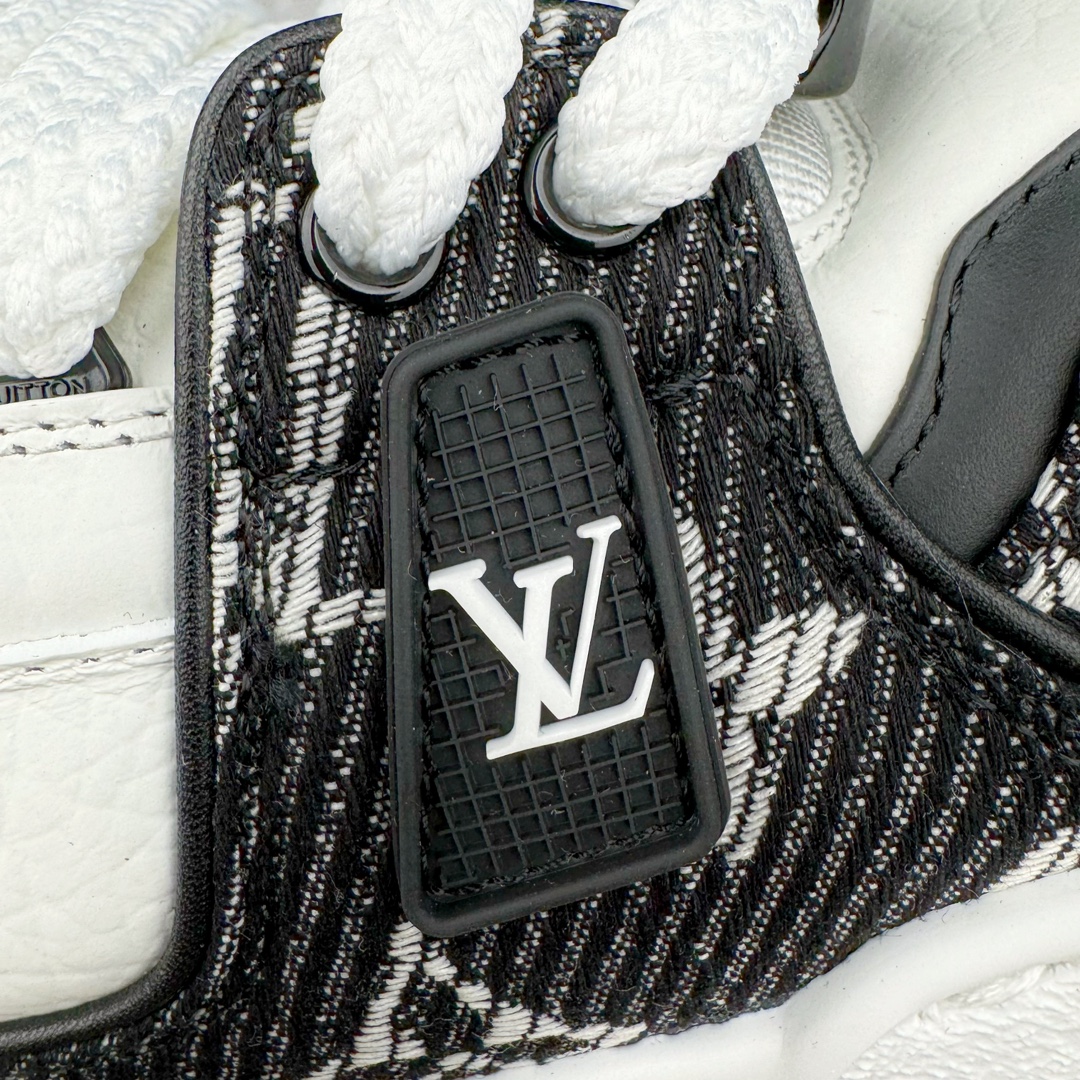 图片[16]-＃GD广顶 Louis Vuitton Trainer Maxi路易威登时装走秀运动时尚板鞋 小胖丁面包鞋 外贸零售特供批次 2023全新纸板数据 印花高频效果碾压市面 市售天花板产物 耗时半年巨作 全套原厂新版原纸板楦头开发 原厂特供皮料加持 市场所有版本中综合最强的货品 GD实力大厂出品 全网最全配色更新最快 最成熟的做工稳定的品控 完美鞋型超高的清洁度 零毛边线头瑕疵 全套原楦原纸版原鞋开模 全网最具灵魂的版型 正确原装黄色鞋盒 正确中底印花 鞋面印花3D高频深度立体 全鞋电脑针车 紧密相连 针距密度一致 环保乳胶注塑鞋垫 厚度脚感还原原版 皮面裁剪部位 统一油边封口工艺 原装橡胶大底含胶量大底组合零偏差 专柜全套包装 防尘袋 说明书 质保卡 男女鞋 尺码：35 36 37 38 39 40 41 42 43 44 45-选品中心