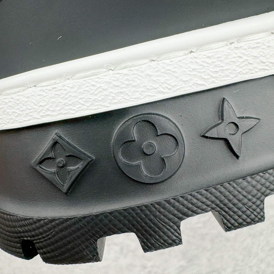 图片[17]-＃GD广顶 Louis Vuitton Trainer Maxi路易威登时装走秀运动时尚板鞋 小胖丁面包鞋 外贸零售特供批次 2023全新纸板数据 印花高频效果碾压市面 市售天花板产物 耗时半年巨作 全套原厂新版原纸板楦头开发 原厂特供皮料加持 市场所有版本中综合最强的货品 GD实力大厂出品 全网最全配色更新最快 最成熟的做工稳定的品控 完美鞋型超高的清洁度 零毛边线头瑕疵 全套原楦原纸版原鞋开模 全网最具灵魂的版型 正确原装黄色鞋盒 正确中底印花 鞋面印花3D高频深度立体 全鞋电脑针车 紧密相连 针距密度一致 环保乳胶注塑鞋垫 厚度脚感还原原版 皮面裁剪部位 统一油边封口工艺 原装橡胶大底含胶量大底组合零偏差 专柜全套包装 防尘袋 说明书 质保卡 男女鞋 尺码：35 36 37 38 39 40 41 42 43 44 45-选品中心