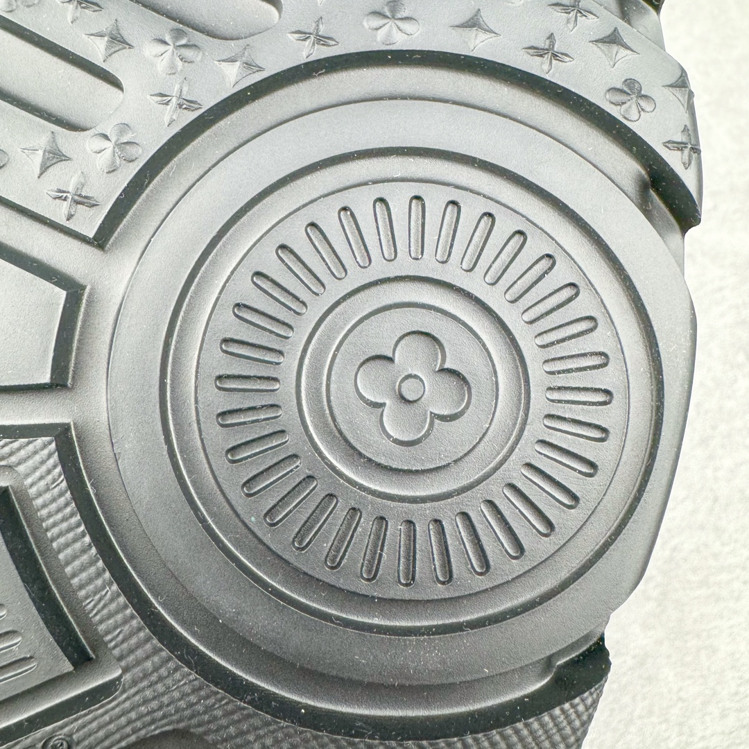 图片[25]-＃GD广顶 Louis Vuitton Trainer Maxi路易威登时装走秀运动时尚板鞋 小胖丁面包鞋 外贸零售特供批次 2023全新纸板数据 印花高频效果碾压市面 市售天花板产物 耗时半年巨作 全套原厂新版原纸板楦头开发 原厂特供皮料加持 市场所有版本中综合最强的货品 GD实力大厂出品 全网最全配色更新最快 最成熟的做工稳定的品控 完美鞋型超高的清洁度 零毛边线头瑕疵 全套原楦原纸版原鞋开模 全网最具灵魂的版型 正确原装黄色鞋盒 正确中底印花 鞋面印花3D高频深度立体 全鞋电脑针车 紧密相连 针距密度一致 环保乳胶注塑鞋垫 厚度脚感还原原版 皮面裁剪部位 统一油边封口工艺 原装橡胶大底含胶量大底组合零偏差 专柜全套包装 防尘袋 说明书 质保卡 男女鞋 尺码：35 36 37 38 39 40 41 42 43 44 45-选品中心