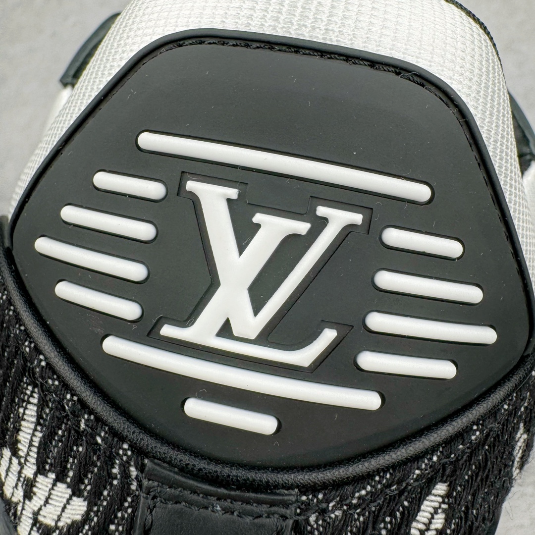 图片[12]-＃GD广顶 Louis Vuitton Trainer Maxi路易威登时装走秀运动时尚板鞋 小胖丁面包鞋 外贸零售特供批次 2023全新纸板数据 印花高频效果碾压市面 市售天花板产物 耗时半年巨作 全套原厂新版原纸板楦头开发 原厂特供皮料加持 市场所有版本中综合最强的货品 GD实力大厂出品 全网最全配色更新最快 最成熟的做工稳定的品控 完美鞋型超高的清洁度 零毛边线头瑕疵 全套原楦原纸版原鞋开模 全网最具灵魂的版型 正确原装黄色鞋盒 正确中底印花 鞋面印花3D高频深度立体 全鞋电脑针车 紧密相连 针距密度一致 环保乳胶注塑鞋垫 厚度脚感还原原版 皮面裁剪部位 统一油边封口工艺 原装橡胶大底含胶量大底组合零偏差 专柜全套包装 防尘袋 说明书 质保卡 男女鞋 尺码：35 36 37 38 39 40 41 42 43 44 45-选品中心