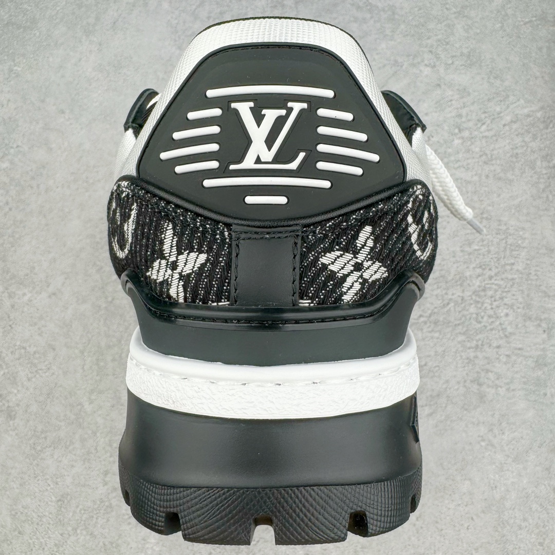 图片[8]-＃GD广顶 Louis Vuitton Trainer Maxi路易威登时装走秀运动时尚板鞋 小胖丁面包鞋 外贸零售特供批次 2023全新纸板数据 印花高频效果碾压市面 市售天花板产物 耗时半年巨作 全套原厂新版原纸板楦头开发 原厂特供皮料加持 市场所有版本中综合最强的货品 GD实力大厂出品 全网最全配色更新最快 最成熟的做工稳定的品控 完美鞋型超高的清洁度 零毛边线头瑕疵 全套原楦原纸版原鞋开模 全网最具灵魂的版型 正确原装黄色鞋盒 正确中底印花 鞋面印花3D高频深度立体 全鞋电脑针车 紧密相连 针距密度一致 环保乳胶注塑鞋垫 厚度脚感还原原版 皮面裁剪部位 统一油边封口工艺 原装橡胶大底含胶量大底组合零偏差 专柜全套包装 防尘袋 说明书 质保卡 男女鞋 尺码：35 36 37 38 39 40 41 42 43 44 45-选品中心