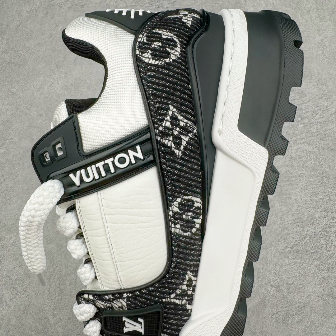 图片[7]-＃GD广顶 Louis Vuitton Trainer Maxi路易威登时装走秀运动时尚板鞋 小胖丁面包鞋 外贸零售特供批次 2023全新纸板数据 印花高频效果碾压市面 市售天花板产物 耗时半年巨作 全套原厂新版原纸板楦头开发 原厂特供皮料加持 市场所有版本中综合最强的货品 GD实力大厂出品 全网最全配色更新最快 最成熟的做工稳定的品控 完美鞋型超高的清洁度 零毛边线头瑕疵 全套原楦原纸版原鞋开模 全网最具灵魂的版型 正确原装黄色鞋盒 正确中底印花 鞋面印花3D高频深度立体 全鞋电脑针车 紧密相连 针距密度一致 环保乳胶注塑鞋垫 厚度脚感还原原版 皮面裁剪部位 统一油边封口工艺 原装橡胶大底含胶量大底组合零偏差 专柜全套包装 防尘袋 说明书 质保卡 男女鞋 尺码：35 36 37 38 39 40 41 42 43 44 45-选品中心