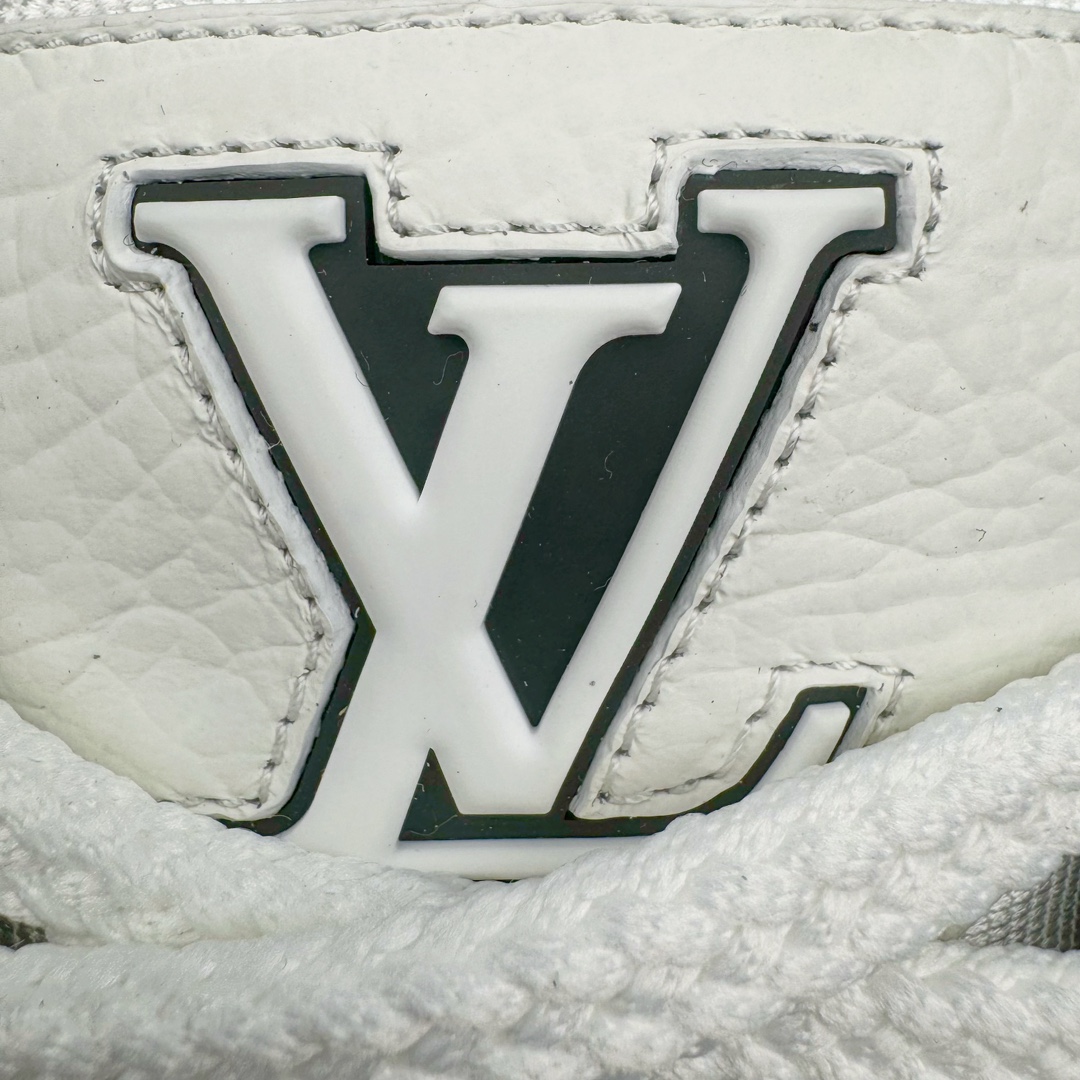 图片[20]-＃GD广顶 Louis Vuitton Trainer Maxi路易威登时装走秀运动时尚板鞋 小胖丁面包鞋 外贸零售特供批次 2023全新纸板数据 印花高频效果碾压市面 市售天花板产物 耗时半年巨作 全套原厂新版原纸板楦头开发 原厂特供皮料加持 市场所有版本中综合最强的货品 GD实力大厂出品 全网最全配色更新最快 最成熟的做工稳定的品控 完美鞋型超高的清洁度 零毛边线头瑕疵 全套原楦原纸版原鞋开模 全网最具灵魂的版型 正确原装黄色鞋盒 正确中底印花 鞋面印花3D高频深度立体 全鞋电脑针车 紧密相连 针距密度一致 环保乳胶注塑鞋垫 厚度脚感还原原版 皮面裁剪部位 统一油边封口工艺 原装橡胶大底含胶量大底组合零偏差 专柜全套包装 防尘袋 说明书 质保卡 男女鞋 尺码：35 36 37 38 39 40 41 42 43 44 45-选品中心