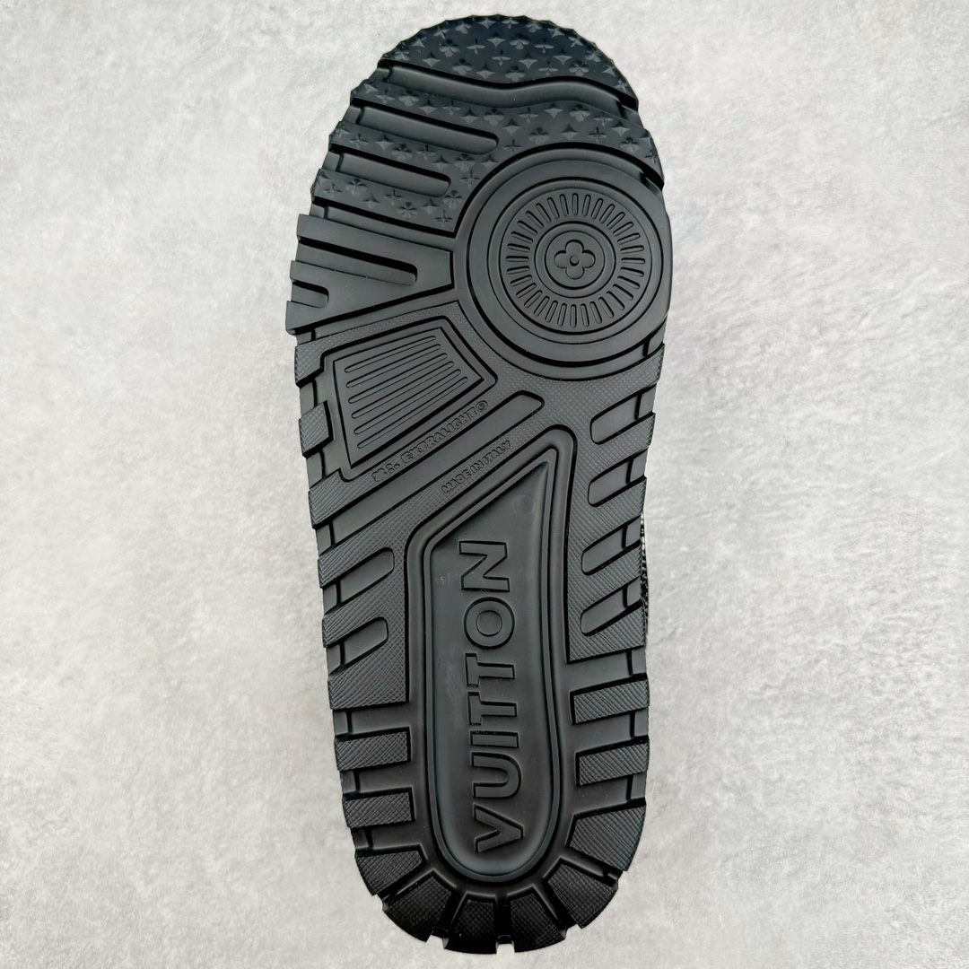 图片[9]-＃GD广顶 Louis Vuitton Trainer Maxi路易威登时装走秀运动时尚板鞋 小胖丁面包鞋 外贸零售特供批次 2023全新纸板数据 印花高频效果碾压市面 市售天花板产物 耗时半年巨作 全套原厂新版原纸板楦头开发 原厂特供皮料加持 市场所有版本中综合最强的货品 GD实力大厂出品 全网最全配色更新最快 最成熟的做工稳定的品控 完美鞋型超高的清洁度 零毛边线头瑕疵 全套原楦原纸版原鞋开模 全网最具灵魂的版型 正确原装黄色鞋盒 正确中底印花 鞋面印花3D高频深度立体 全鞋电脑针车 紧密相连 针距密度一致 环保乳胶注塑鞋垫 厚度脚感还原原版 皮面裁剪部位 统一油边封口工艺 原装橡胶大底含胶量大底组合零偏差 专柜全套包装 防尘袋 说明书 质保卡 男女鞋 尺码：35 36 37 38 39 40 41 42 43 44 45-选品中心