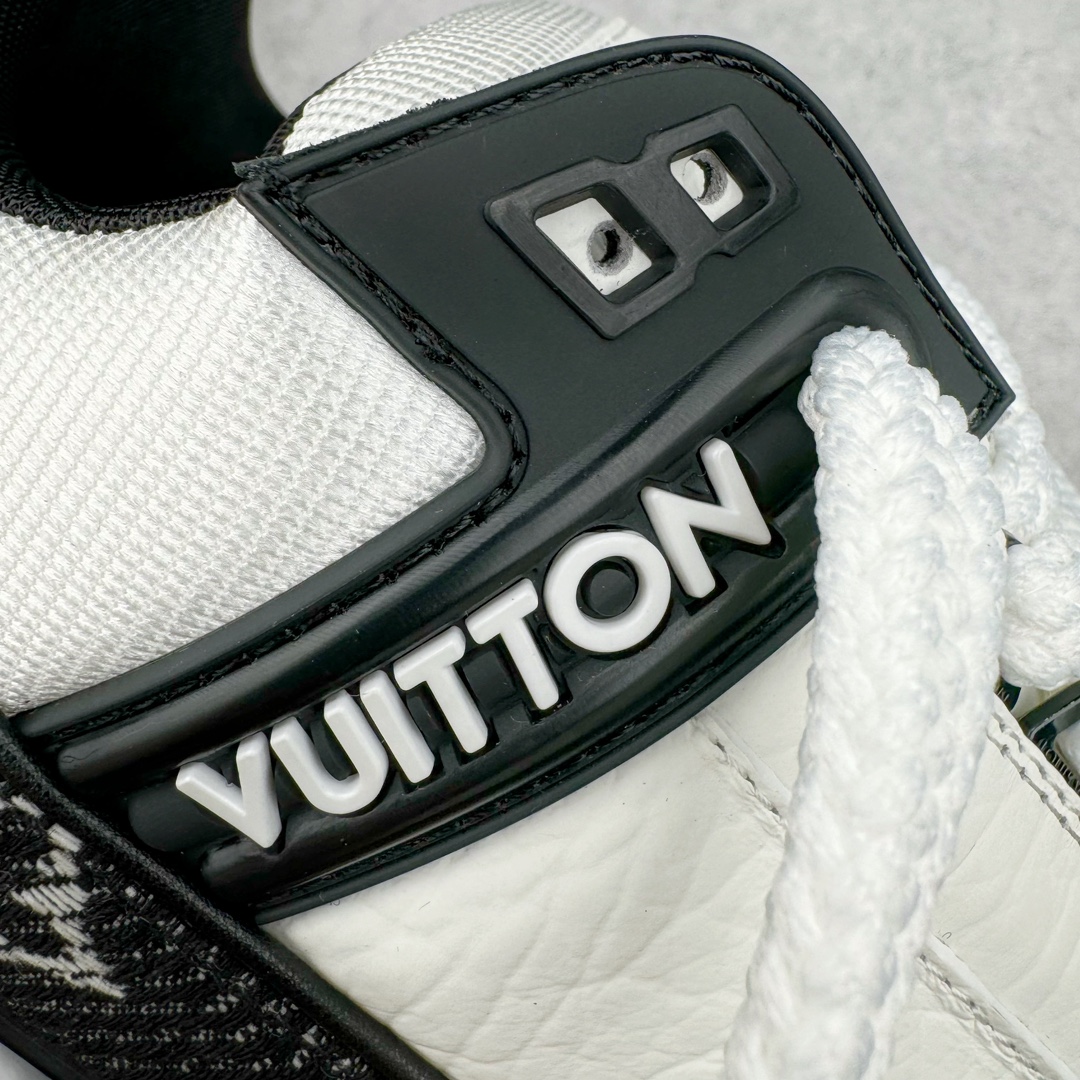 图片[18]-＃GD广顶 Louis Vuitton Trainer Maxi路易威登时装走秀运动时尚板鞋 小胖丁面包鞋 外贸零售特供批次 2023全新纸板数据 印花高频效果碾压市面 市售天花板产物 耗时半年巨作 全套原厂新版原纸板楦头开发 原厂特供皮料加持 市场所有版本中综合最强的货品 GD实力大厂出品 全网最全配色更新最快 最成熟的做工稳定的品控 完美鞋型超高的清洁度 零毛边线头瑕疵 全套原楦原纸版原鞋开模 全网最具灵魂的版型 正确原装黄色鞋盒 正确中底印花 鞋面印花3D高频深度立体 全鞋电脑针车 紧密相连 针距密度一致 环保乳胶注塑鞋垫 厚度脚感还原原版 皮面裁剪部位 统一油边封口工艺 原装橡胶大底含胶量大底组合零偏差 专柜全套包装 防尘袋 说明书 质保卡 男女鞋 尺码：35 36 37 38 39 40 41 42 43 44 45-选品中心