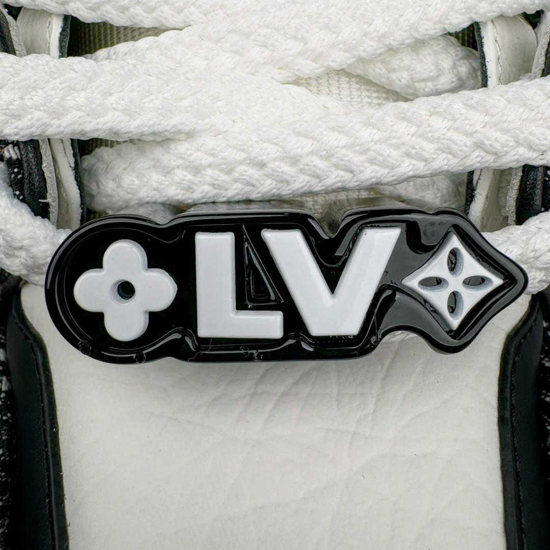 图片[21]-＃GD广顶 Louis Vuitton Trainer Maxi路易威登时装走秀运动时尚板鞋 小胖丁面包鞋 外贸零售特供批次 2023全新纸板数据 印花高频效果碾压市面 市售天花板产物 耗时半年巨作 全套原厂新版原纸板楦头开发 原厂特供皮料加持 市场所有版本中综合最强的货品 GD实力大厂出品 全网最全配色更新最快 最成熟的做工稳定的品控 完美鞋型超高的清洁度 零毛边线头瑕疵 全套原楦原纸版原鞋开模 全网最具灵魂的版型 正确原装黄色鞋盒 正确中底印花 鞋面印花3D高频深度立体 全鞋电脑针车 紧密相连 针距密度一致 环保乳胶注塑鞋垫 厚度脚感还原原版 皮面裁剪部位 统一油边封口工艺 原装橡胶大底含胶量大底组合零偏差 专柜全套包装 防尘袋 说明书 质保卡 男女鞋 尺码：35 36 37 38 39 40 41 42 43 44 45-选品中心