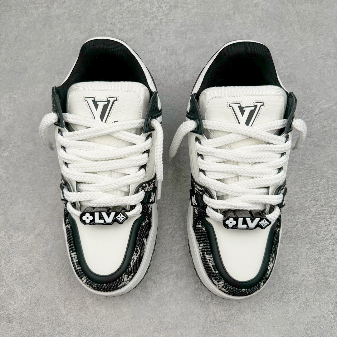 图片[2]-＃GD广顶 Louis Vuitton Trainer Maxi路易威登时装走秀运动时尚板鞋 小胖丁面包鞋 外贸零售特供批次 2023全新纸板数据 印花高频效果碾压市面 市售天花板产物 耗时半年巨作 全套原厂新版原纸板楦头开发 原厂特供皮料加持 市场所有版本中综合最强的货品 GD实力大厂出品 全网最全配色更新最快 最成熟的做工稳定的品控 完美鞋型超高的清洁度 零毛边线头瑕疵 全套原楦原纸版原鞋开模 全网最具灵魂的版型 正确原装黄色鞋盒 正确中底印花 鞋面印花3D高频深度立体 全鞋电脑针车 紧密相连 针距密度一致 环保乳胶注塑鞋垫 厚度脚感还原原版 皮面裁剪部位 统一油边封口工艺 原装橡胶大底含胶量大底组合零偏差 专柜全套包装 防尘袋 说明书 质保卡 男女鞋 尺码：35 36 37 38 39 40 41 42 43 44 45-选品中心