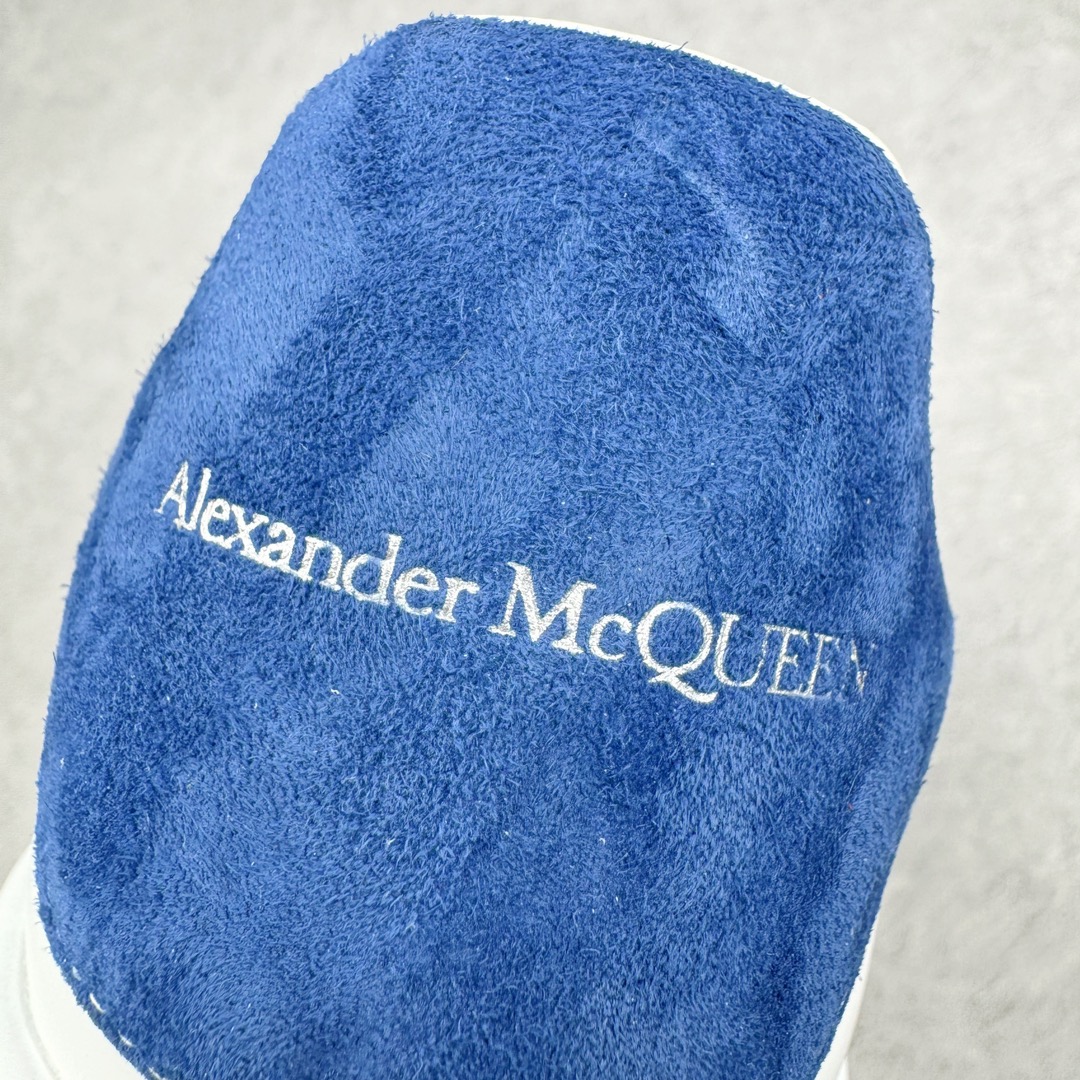 图片[10]-＃K纯原 Alexander McQueen/亚历山大麦昆经典松糕鞋厚底增高小白鞋 增高效果7CM 最经典简约百搭的小白鞋没有之一 官方2023版最新细节 意大利进口原厂开边珠抗裂头层牛皮 表层面皮带凸起不规则小漆点 升级进口牛皮内里加PU鞋垫 区别市面旧版国产丝光绸鞋面加小羊皮内里 成本单价回弹度性耐磨性不在一个级别 E厂钢印烫金中底版细节 注意此代工厂出品没有带固特异钉子 最完美的增高百搭小白鞋 全套原版包装 配件齐全 官方一致 凹凸定制正品原盒包装 定制蓝色得物纸盒外包装加固 尺码：35 36 37 38 39 40 41 42 43 44 45-选品中心