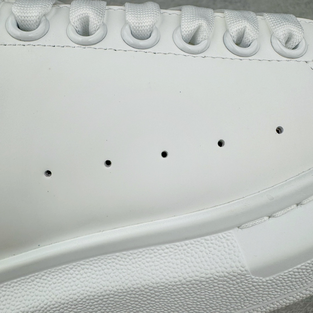 图片[17]-＃K纯原 Alexander McQueen/亚历山大麦昆经典松糕鞋厚底增高小白鞋 增高效果7CM 最经典简约百搭的小白鞋没有之一 官方2023版最新细节 意大利进口原厂开边珠抗裂头层牛皮 表层面皮带凸起不规则小漆点 升级进口牛皮内里加PU鞋垫 区别市面旧版国产丝光绸鞋面加小羊皮内里 成本单价回弹度性耐磨性不在一个级别 E厂钢印烫金中底版细节 注意此代工厂出品没有带固特异钉子 最完美的增高百搭小白鞋 全套原版包装 配件齐全 官方一致 凹凸定制正品原盒包装 定制蓝色得物纸盒外包装加固 尺码：35 36 37 38 39 40 41 42 43 44 45-选品中心