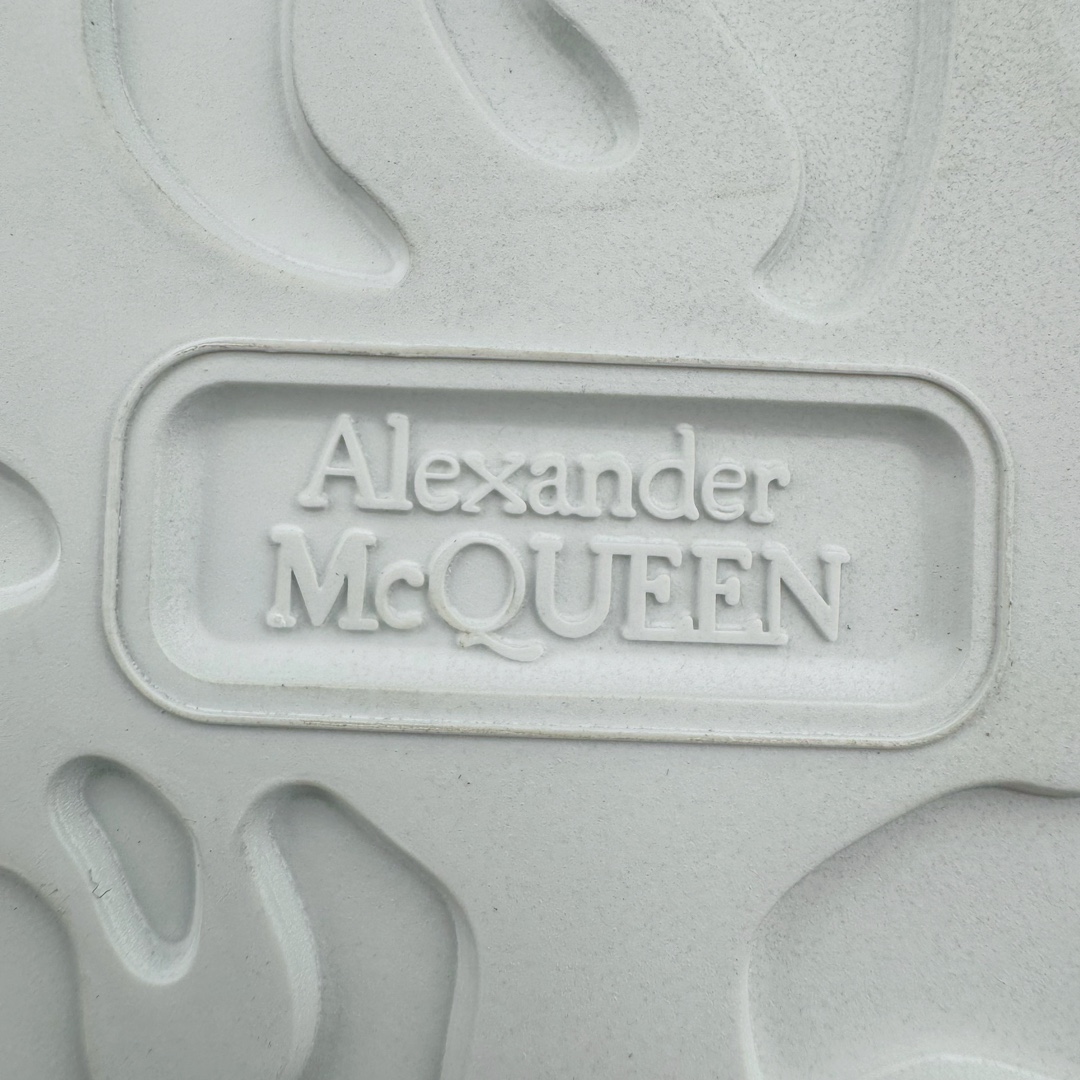 图片[18]-＃K纯原 Alexander McQueen/亚历山大麦昆经典松糕鞋厚底增高小白鞋 增高效果7CM 最经典简约百搭的小白鞋没有之一 官方2023版最新细节 意大利进口原厂开边珠抗裂头层牛皮 表层面皮带凸起不规则小漆点 升级进口牛皮内里加PU鞋垫 区别市面旧版国产丝光绸鞋面加小羊皮内里 成本单价回弹度性耐磨性不在一个级别 E厂钢印烫金中底版细节 注意此代工厂出品没有带固特异钉子 最完美的增高百搭小白鞋 全套原版包装 配件齐全 官方一致 凹凸定制正品原盒包装 定制蓝色得物纸盒外包装加固 尺码：35 36 37 38 39 40 41 42 43 44 45-选品中心