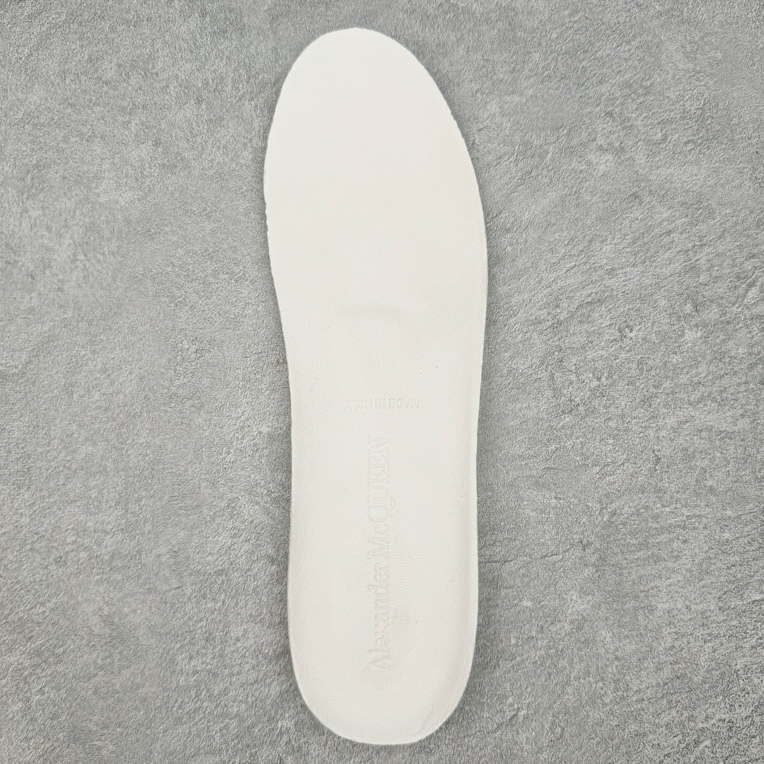 图片[20]-＃K纯原 Alexander McQueen/亚历山大麦昆经典松糕鞋厚底增高小白鞋 增高效果7CM 最经典简约百搭的小白鞋没有之一 官方2023版最新细节 意大利进口原厂开边珠抗裂头层牛皮 表层面皮带凸起不规则小漆点 升级进口牛皮内里加PU鞋垫 区别市面旧版国产丝光绸鞋面加小羊皮内里 成本单价回弹度性耐磨性不在一个级别 E厂钢印烫金中底版细节 注意此代工厂出品没有带固特异钉子 最完美的增高百搭小白鞋 全套原版包装 配件齐全 官方一致 凹凸定制正品原盒包装 定制蓝色得物纸盒外包装加固 尺码：35 36 37 38 39 40 41 42 43 44 45-选品中心