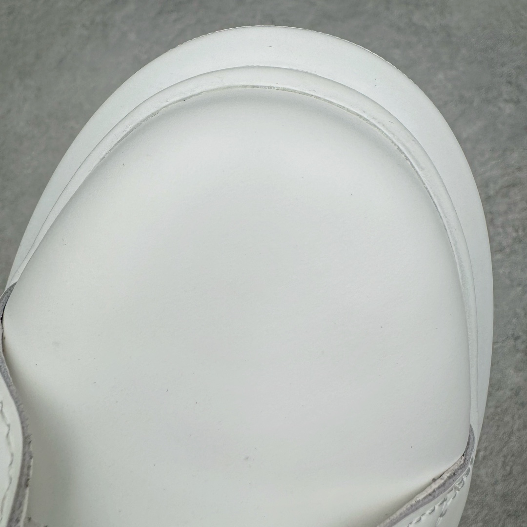 图片[13]-＃K纯原 Alexander McQueen/亚历山大麦昆经典松糕鞋厚底增高小白鞋 增高效果7CM 最经典简约百搭的小白鞋没有之一 官方2023版最新细节 意大利进口原厂开边珠抗裂头层牛皮 表层面皮带凸起不规则小漆点 升级进口牛皮内里加PU鞋垫 区别市面旧版国产丝光绸鞋面加小羊皮内里 成本单价回弹度性耐磨性不在一个级别 E厂钢印烫金中底版细节 注意此代工厂出品没有带固特异钉子 最完美的增高百搭小白鞋 全套原版包装 配件齐全 官方一致 凹凸定制正品原盒包装 定制蓝色得物纸盒外包装加固 尺码：35 36 37 38 39 40 41 42 43 44 45-选品中心