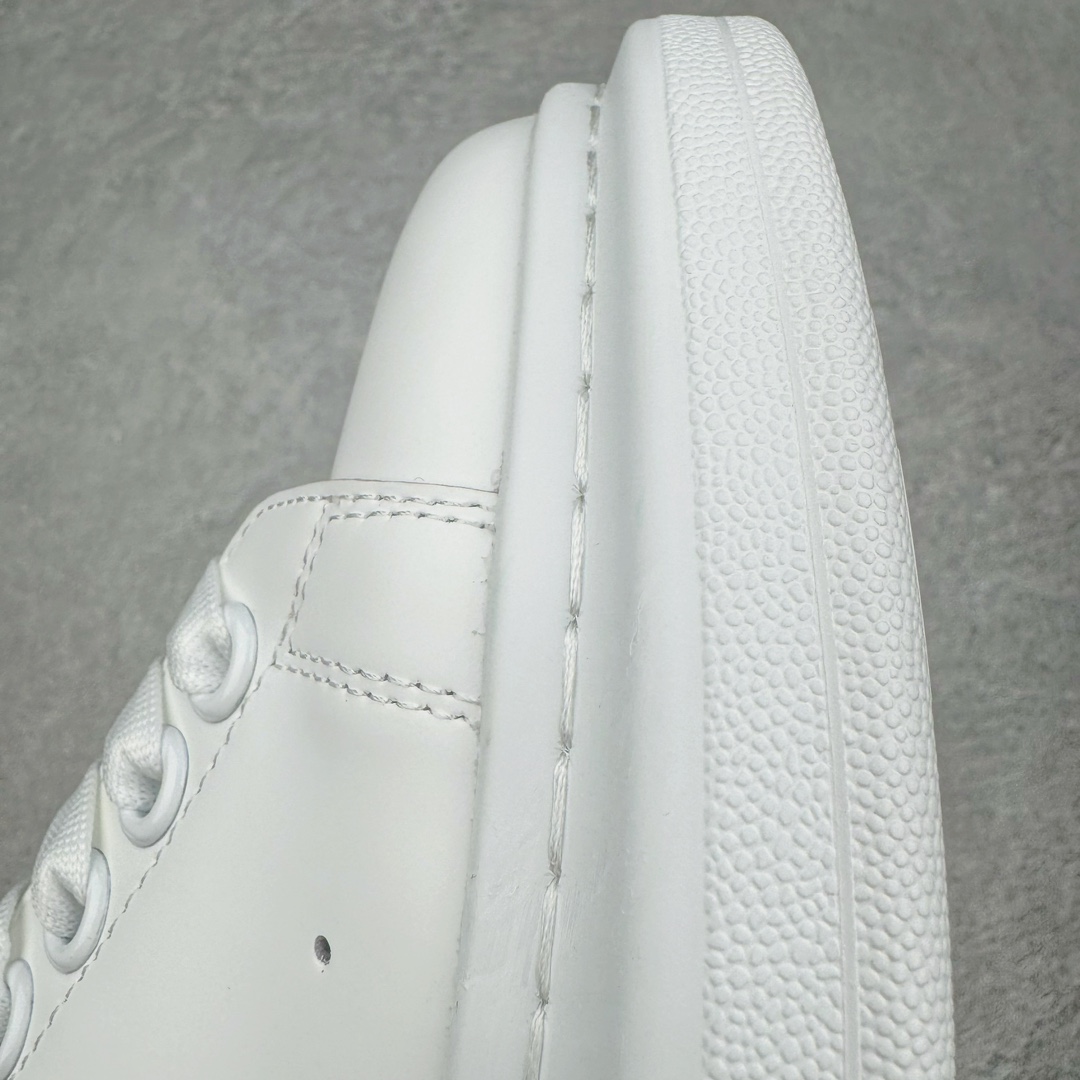 图片[14]-＃K纯原 Alexander McQueen/亚历山大麦昆经典松糕鞋厚底增高小白鞋 增高效果7CM 最经典简约百搭的小白鞋没有之一 官方2023版最新细节 意大利进口原厂开边珠抗裂头层牛皮 表层面皮带凸起不规则小漆点 升级进口牛皮内里加PU鞋垫 区别市面旧版国产丝光绸鞋面加小羊皮内里 成本单价回弹度性耐磨性不在一个级别 E厂钢印烫金中底版细节 注意此代工厂出品没有带固特异钉子 最完美的增高百搭小白鞋 全套原版包装 配件齐全 官方一致 凹凸定制正品原盒包装 定制蓝色得物纸盒外包装加固 尺码：35 36 37 38 39 40 41 42 43 44 45-选品中心