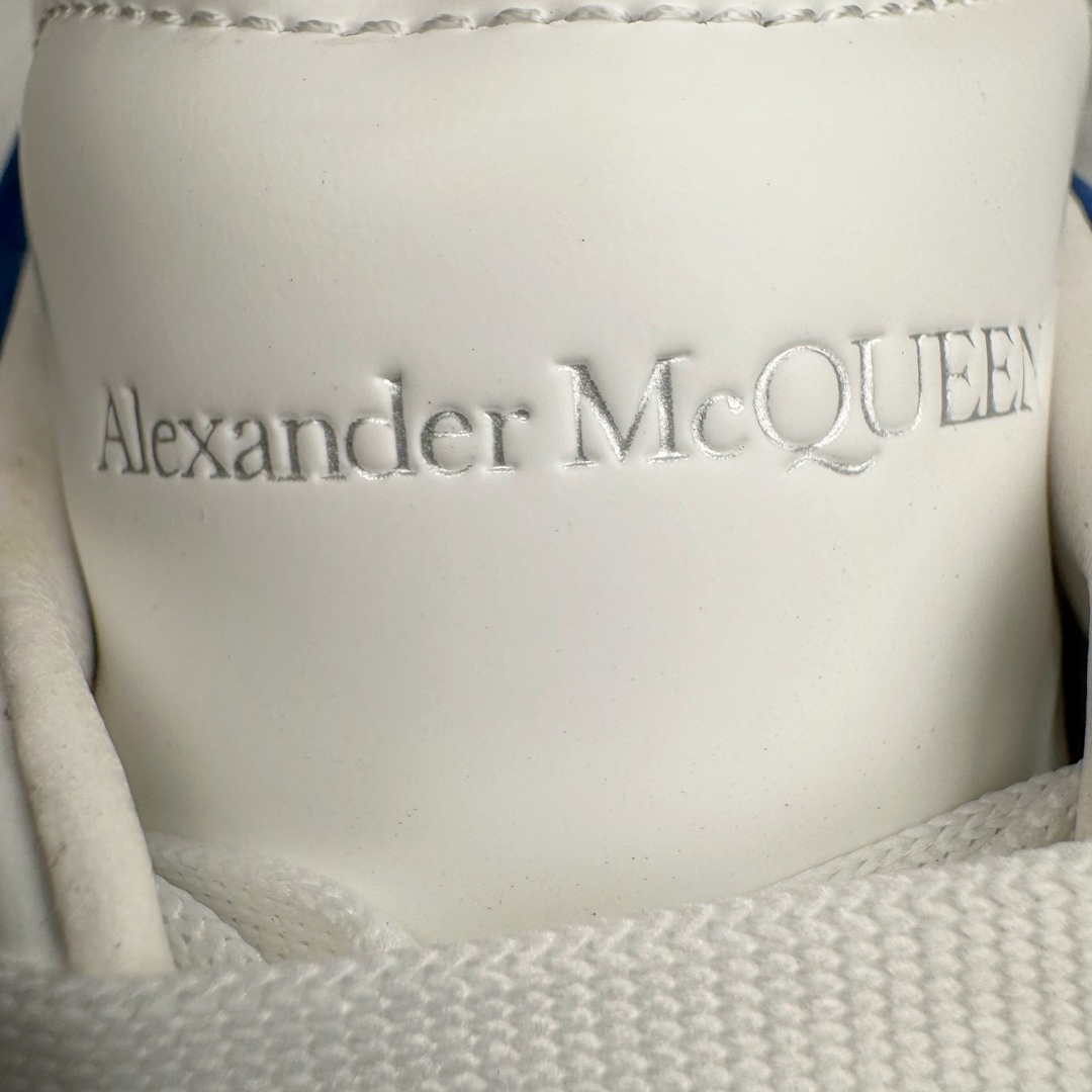 图片[11]-＃K纯原 Alexander McQueen/亚历山大麦昆经典松糕鞋厚底增高小白鞋 增高效果7CM 最经典简约百搭的小白鞋没有之一 官方2023版最新细节 意大利进口原厂开边珠抗裂头层牛皮 表层面皮带凸起不规则小漆点 升级进口牛皮内里加PU鞋垫 区别市面旧版国产丝光绸鞋面加小羊皮内里 成本单价回弹度性耐磨性不在一个级别 E厂钢印烫金中底版细节 注意此代工厂出品没有带固特异钉子 最完美的增高百搭小白鞋 全套原版包装 配件齐全 官方一致 凹凸定制正品原盒包装 定制蓝色得物纸盒外包装加固 尺码：35 36 37 38 39 40 41 42 43 44 45-选品中心