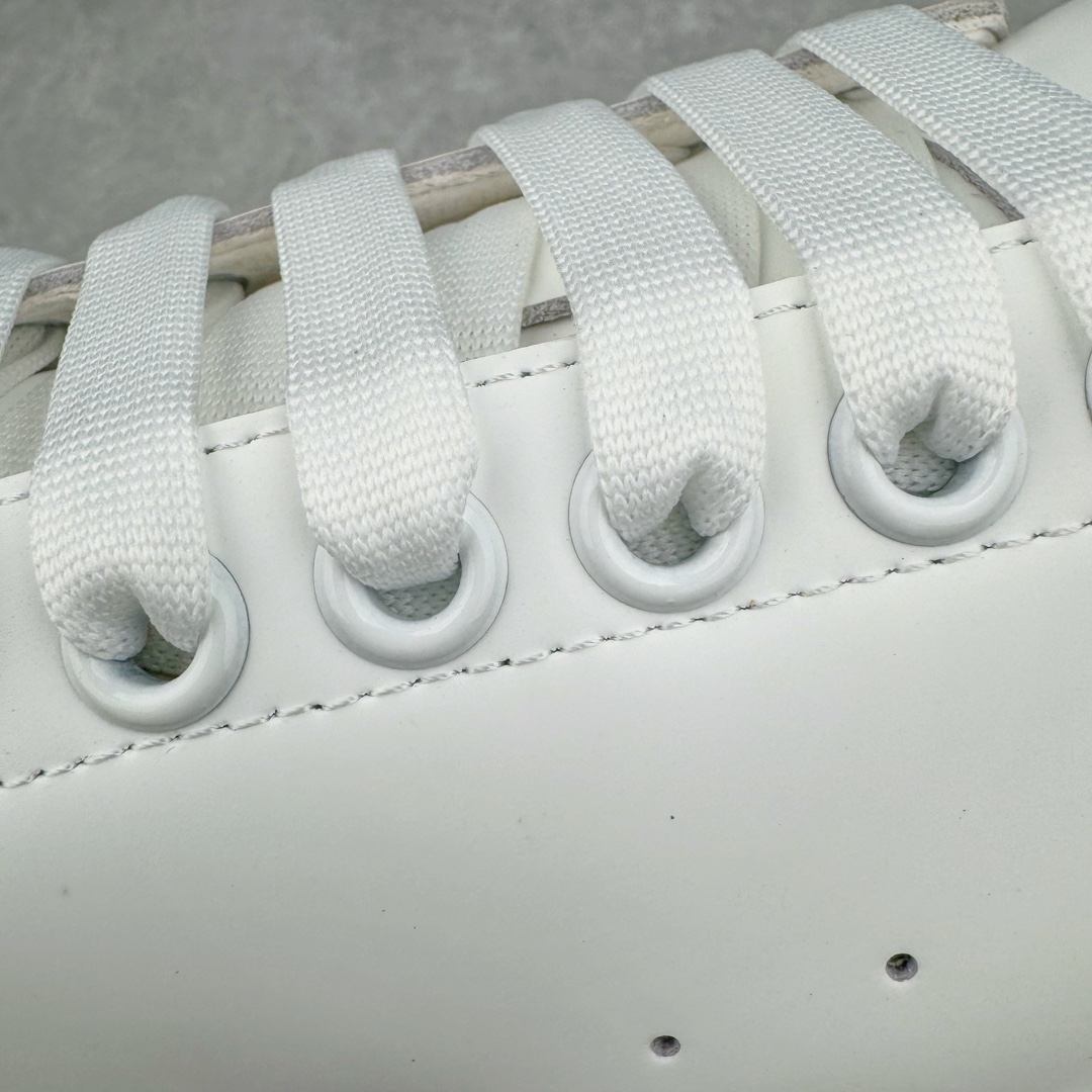 图片[16]-＃K纯原 Alexander McQueen/亚历山大麦昆经典松糕鞋厚底增高小白鞋 增高效果7CM 最经典简约百搭的小白鞋没有之一 官方2023版最新细节 意大利进口原厂开边珠抗裂头层牛皮 表层面皮带凸起不规则小漆点 升级进口牛皮内里加PU鞋垫 区别市面旧版国产丝光绸鞋面加小羊皮内里 成本单价回弹度性耐磨性不在一个级别 E厂钢印烫金中底版细节 注意此代工厂出品没有带固特异钉子 最完美的增高百搭小白鞋 全套原版包装 配件齐全 官方一致 凹凸定制正品原盒包装 定制蓝色得物纸盒外包装加固 尺码：35 36 37 38 39 40 41 42 43 44 45-选品中心