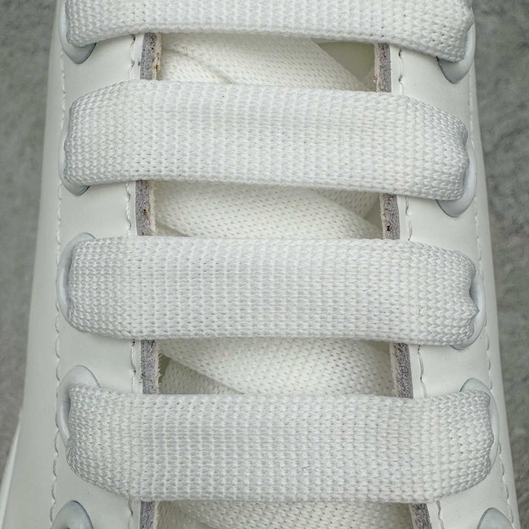 图片[14]-＃K纯原 Alexander McQueen/亚历山大麦昆经典松糕鞋厚底增高小白鞋 增高效果7CM 最经典简约百搭的小白鞋没有之一 官方2023版最新细节 意大利进口原厂开边珠抗裂头层牛皮 表层面皮带凸起不规则小漆点 升级进口牛皮内里加PU鞋垫 区别市面旧版国产丝光绸鞋面加小羊皮内里 成本单价回弹度性耐磨性不在一个级别 E厂钢印烫金中底版细节 注意此代工厂出品没有带固特异钉子 最完美的增高百搭小白鞋 全套原版包装 配件齐全 官方一致 凹凸定制正品原盒包装 定制蓝色得物纸盒外包装加固 尺码：35 36 37 38 39 40 41 42 43 44 45-选品中心