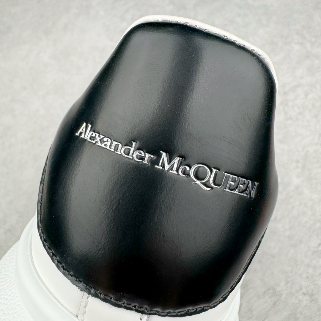 图片[16]-＃K纯原 Alexander McQueen/亚历山大麦昆经典松糕鞋厚底增高小白鞋 增高效果7CM 最经典简约百搭的小白鞋没有之一 官方2023版最新细节 意大利进口原厂开边珠抗裂头层牛皮 表层面皮带凸起不规则小漆点 升级进口牛皮内里加PU鞋垫 区别市面旧版国产丝光绸鞋面加小羊皮内里 成本单价回弹度性耐磨性不在一个级别 E厂钢印烫金中底版细节 注意此代工厂出品没有带固特异钉子 最完美的增高百搭小白鞋 全套原版包装 配件齐全 官方一致 凹凸定制正品原盒包装 定制蓝色得物纸盒外包装加固 尺码：35 36 37 38 39 40 41 42 43 44 45-选品中心