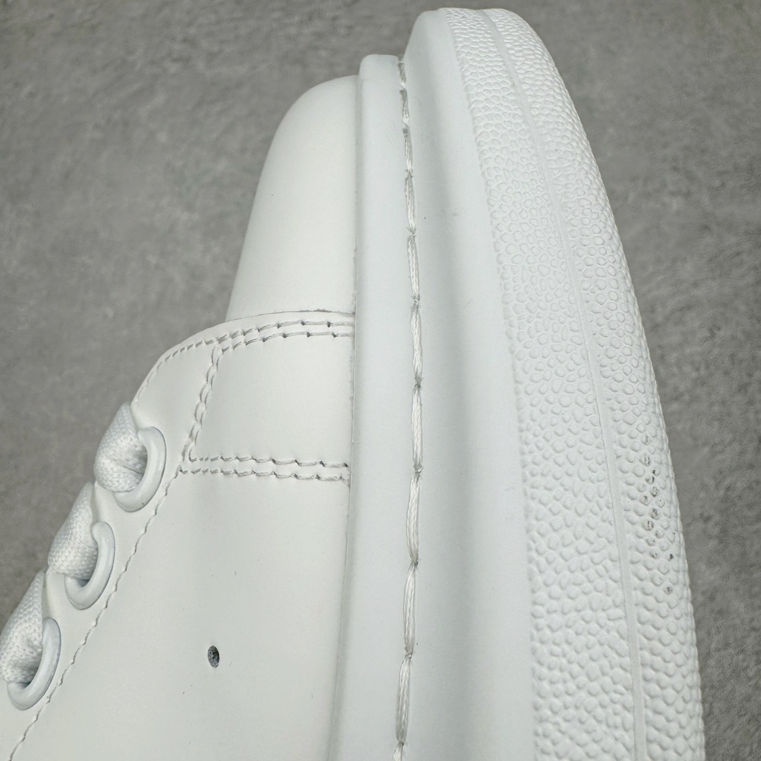 图片[20]-＃K纯原 Alexander McQueen/亚历山大麦昆经典松糕鞋厚底增高小白鞋 增高效果7CM 最经典简约百搭的小白鞋没有之一 官方2023版最新细节 意大利进口原厂开边珠抗裂头层牛皮 表层面皮带凸起不规则小漆点 升级进口牛皮内里加PU鞋垫 区别市面旧版国产丝光绸鞋面加小羊皮内里 成本单价回弹度性耐磨性不在一个级别 E厂钢印烫金中底版细节 注意此代工厂出品没有带固特异钉子 最完美的增高百搭小白鞋 全套原版包装 配件齐全 官方一致 凹凸定制正品原盒包装 定制蓝色得物纸盒外包装加固 尺码：35 36 37 38 39 40 41 42 43 44 45-选品中心