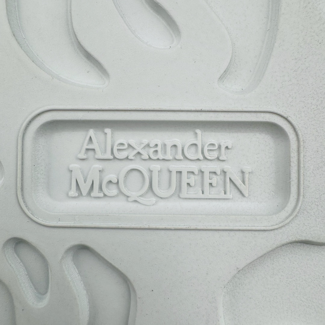 图片[22]-＃K纯原 Alexander McQueen/亚历山大麦昆经典松糕鞋厚底增高小白鞋 增高效果7CM 最经典简约百搭的小白鞋没有之一 官方2023版最新细节 意大利进口原厂开边珠抗裂头层牛皮 表层面皮带凸起不规则小漆点 升级进口牛皮内里加PU鞋垫 区别市面旧版国产丝光绸鞋面加小羊皮内里 成本单价回弹度性耐磨性不在一个级别 E厂钢印烫金中底版细节 注意此代工厂出品没有带固特异钉子 最完美的增高百搭小白鞋 全套原版包装 配件齐全 官方一致 凹凸定制正品原盒包装 定制蓝色得物纸盒外包装加固 尺码：35 36 37 38 39 40 41 42 43 44 45-选品中心
