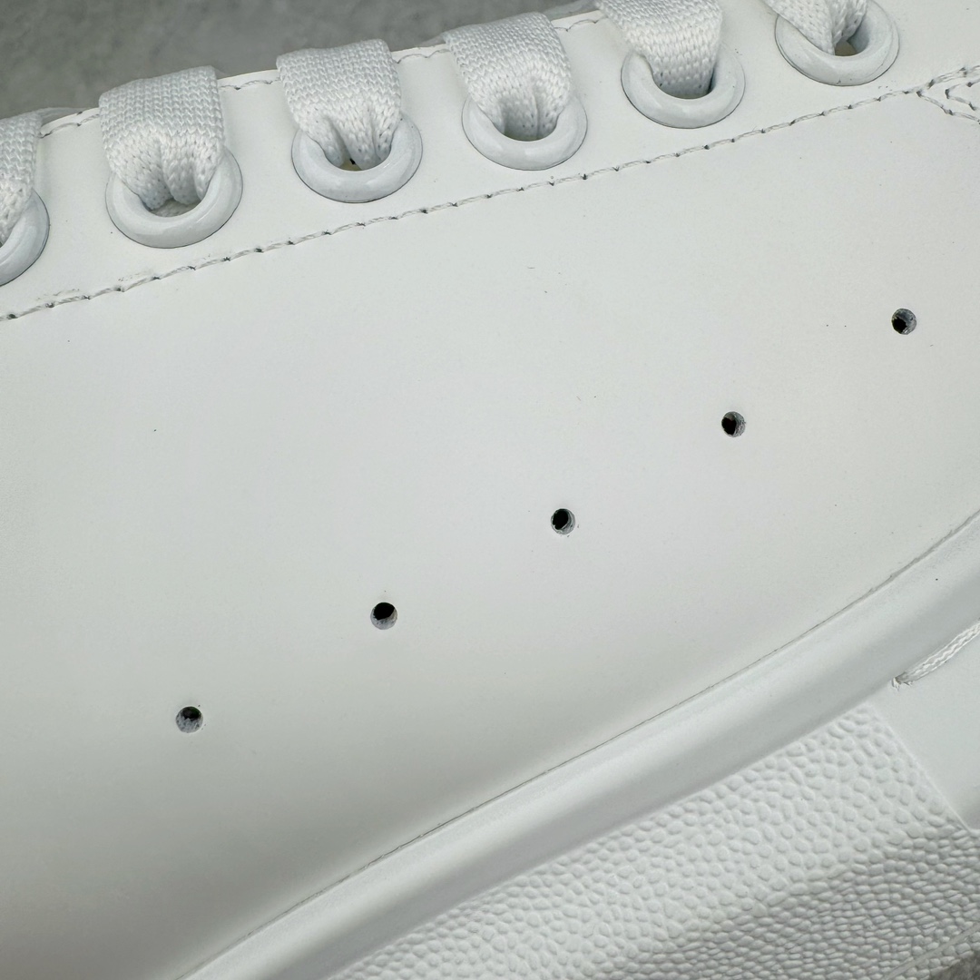 图片[18]-＃K纯原 Alexander McQueen/亚历山大麦昆经典松糕鞋厚底增高小白鞋 增高效果7CM 最经典简约百搭的小白鞋没有之一 官方2023版最新细节 意大利进口原厂开边珠抗裂头层牛皮 表层面皮带凸起不规则小漆点 升级进口牛皮内里加PU鞋垫 区别市面旧版国产丝光绸鞋面加小羊皮内里 成本单价回弹度性耐磨性不在一个级别 E厂钢印烫金中底版细节 注意此代工厂出品没有带固特异钉子 最完美的增高百搭小白鞋 全套原版包装 配件齐全 官方一致 凹凸定制正品原盒包装 定制蓝色得物纸盒外包装加固 尺码：35 36 37 38 39 40 41 42 43 44 45-选品中心