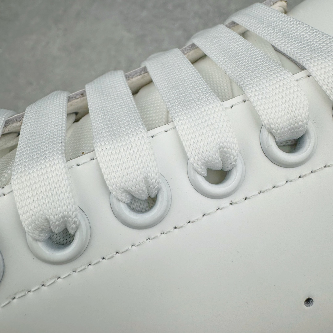 图片[19]-＃K纯原 Alexander McQueen/亚历山大麦昆经典松糕鞋厚底增高小白鞋 增高效果7CM 最经典简约百搭的小白鞋没有之一 官方2023版最新细节 意大利进口原厂开边珠抗裂头层牛皮 表层面皮带凸起不规则小漆点 升级进口牛皮内里加PU鞋垫 区别市面旧版国产丝光绸鞋面加小羊皮内里 成本单价回弹度性耐磨性不在一个级别 E厂钢印烫金中底版细节 注意此代工厂出品没有带固特异钉子 最完美的增高百搭小白鞋 全套原版包装 配件齐全 官方一致 凹凸定制正品原盒包装 定制蓝色得物纸盒外包装加固 尺码：35 36 37 38 39 40 41 42 43 44 45-选品中心